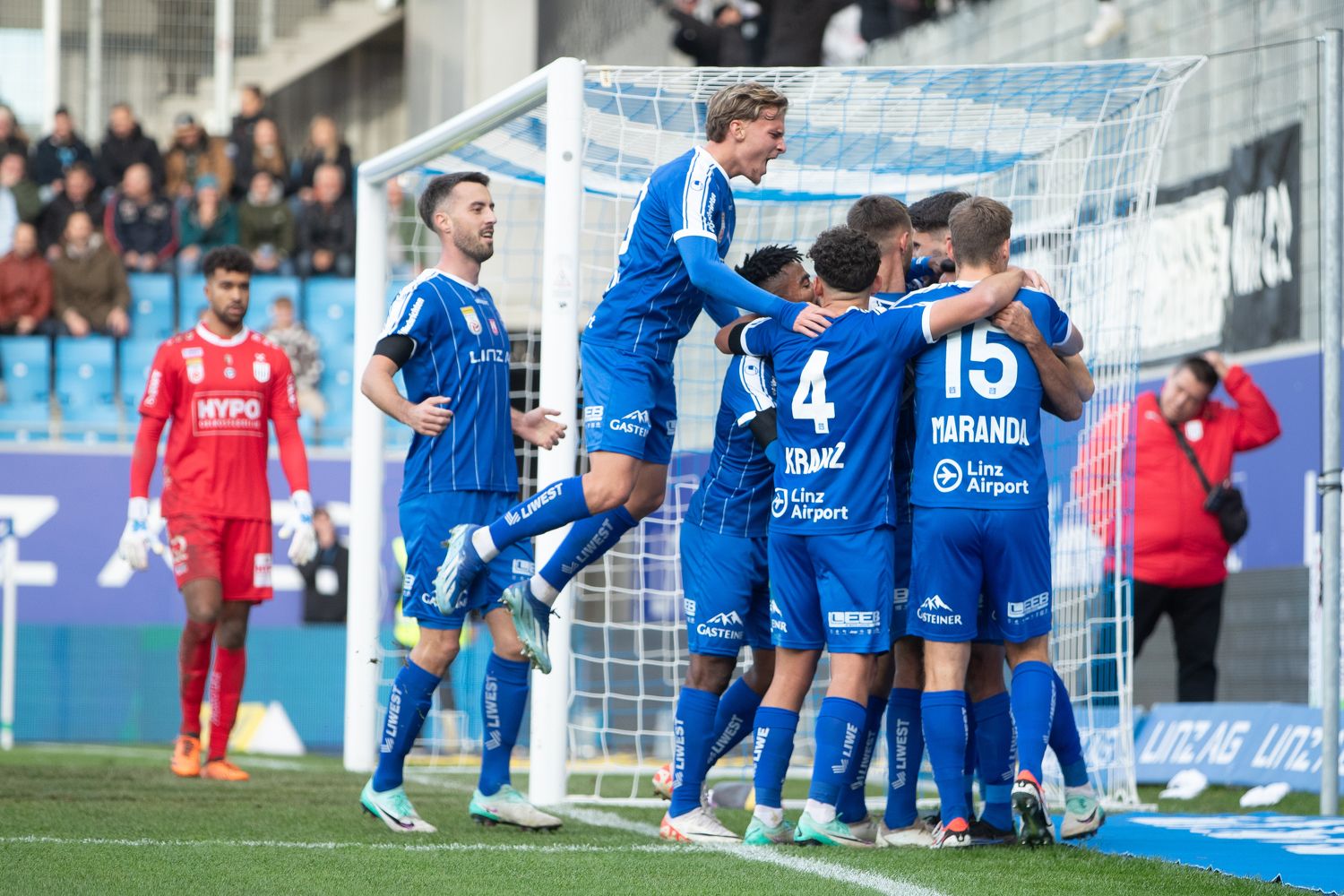 Blau-Weiß jubelt über die Führung im Derby.