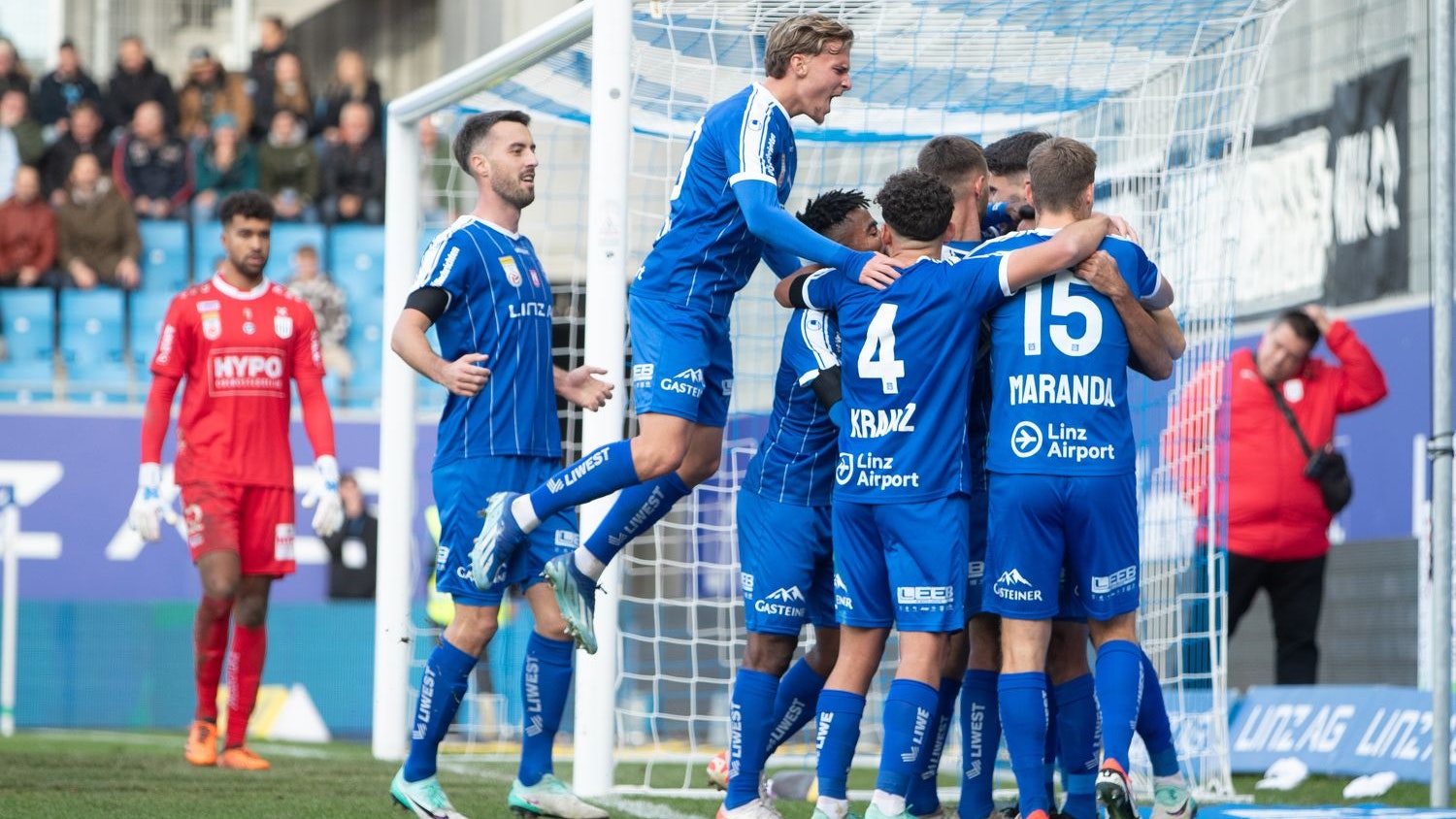 Blau Weiß jubelt über die Führung im Derby.