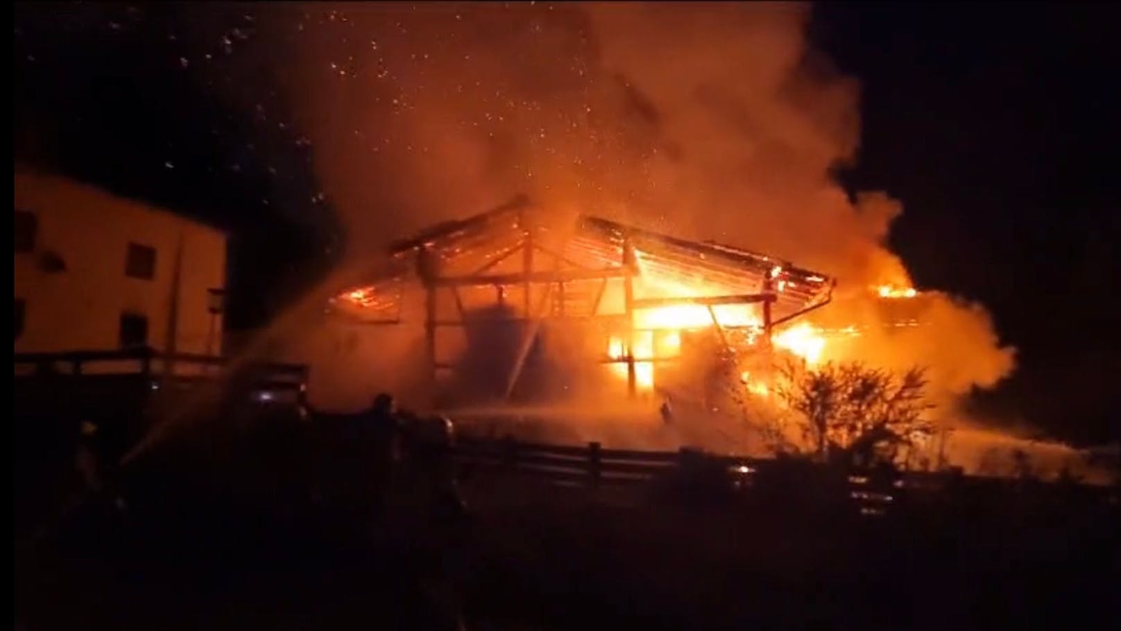 In der Nacht auf Sonntag (12.11.2023) standen rund 200 Feuerwehrleute im Einsatz, um einen Großbrand in Kirchberg in Tirol zu bändigen. 