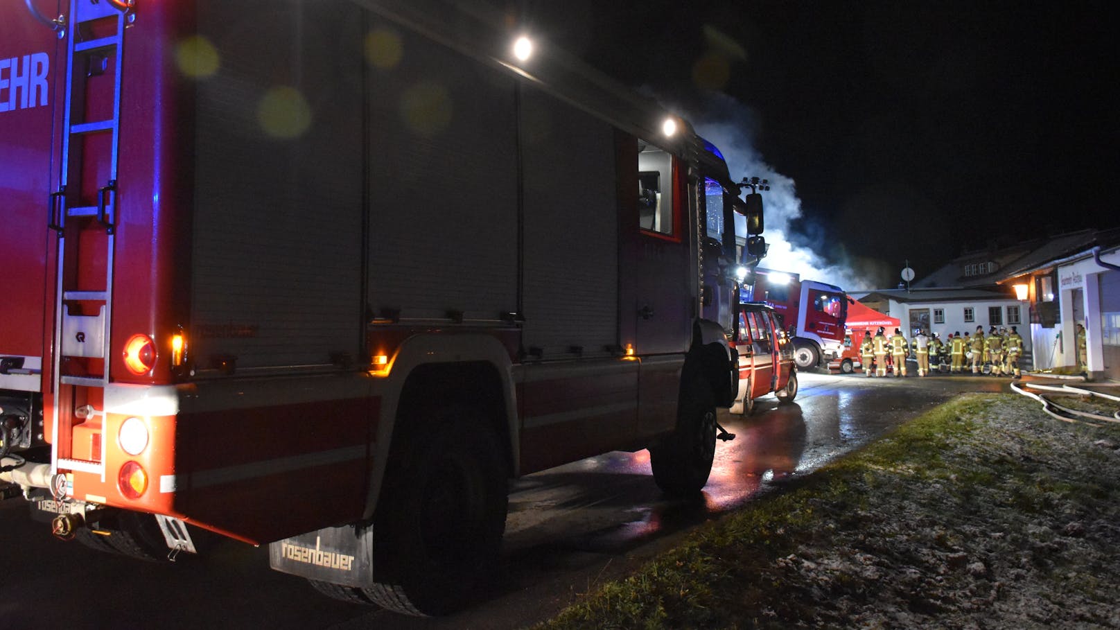 In der Nacht auf Sonntag (12.11.2023) standen rund 200 Feuerwehrleute im Einsatz, um einen Großbrand in Kirchberg in Tirol zu bändigen. 