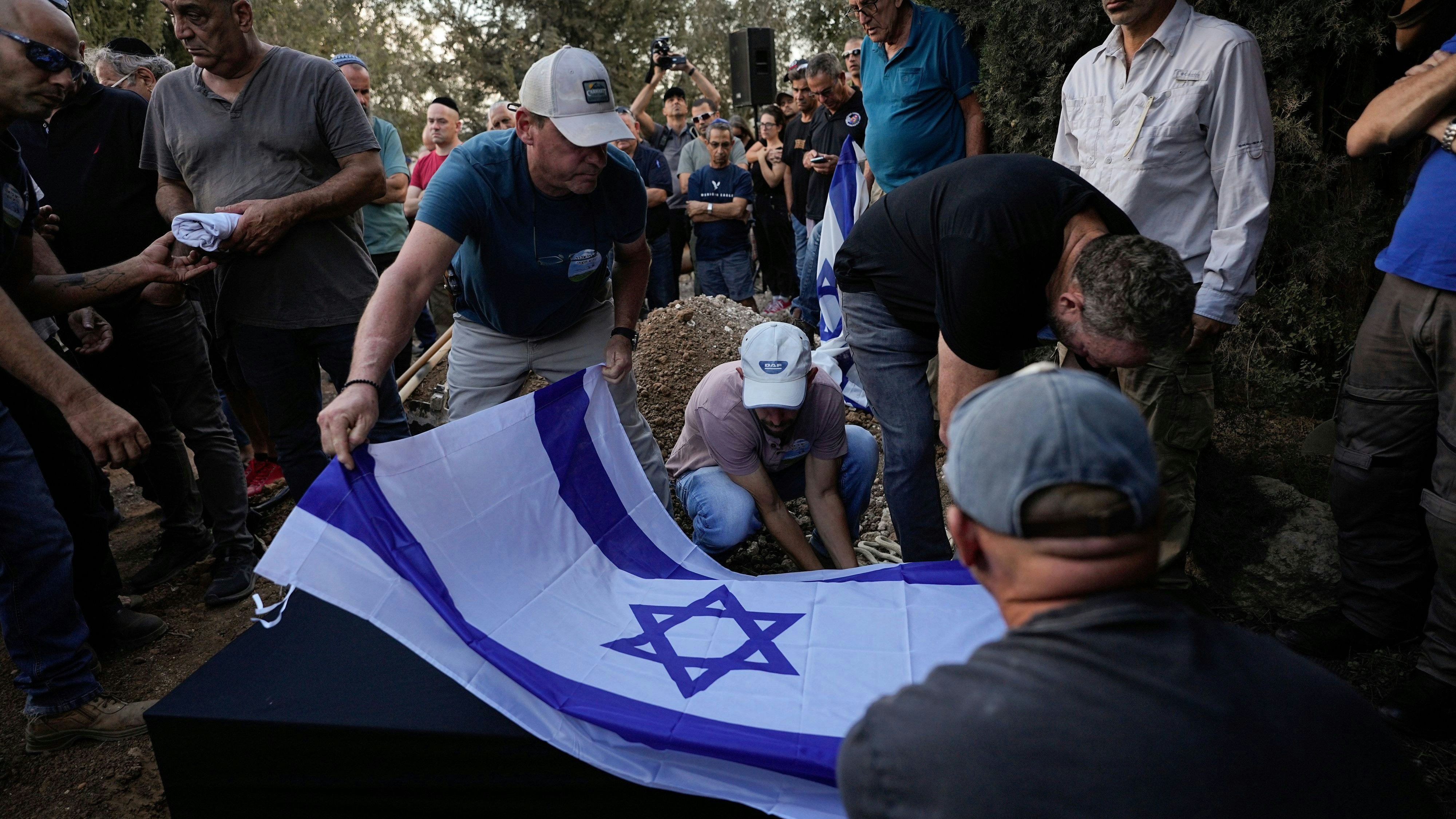 Download von www.picturedesk.com am 12.11.2023 (15:35).  Mourners remove the Israeli flag from the coffin of Yosef Vahav, 65, during his funeral in Beit Guvrin, Israel, Tuesday, Oct. 31, 2023. Vahav was killed by Hamas militants on Oct. 7, in Kibbutz Nir Oz near the border with the Gaza Strip. More than 1,400 people were killed and some 220 captured in an unprecedented, multi-front attack by the militant group that rules Gaza. (AP Photo/Ohad Zwigenberg) - 20231031_PD7662 - Rechteinfo: Rights Managed (RM)