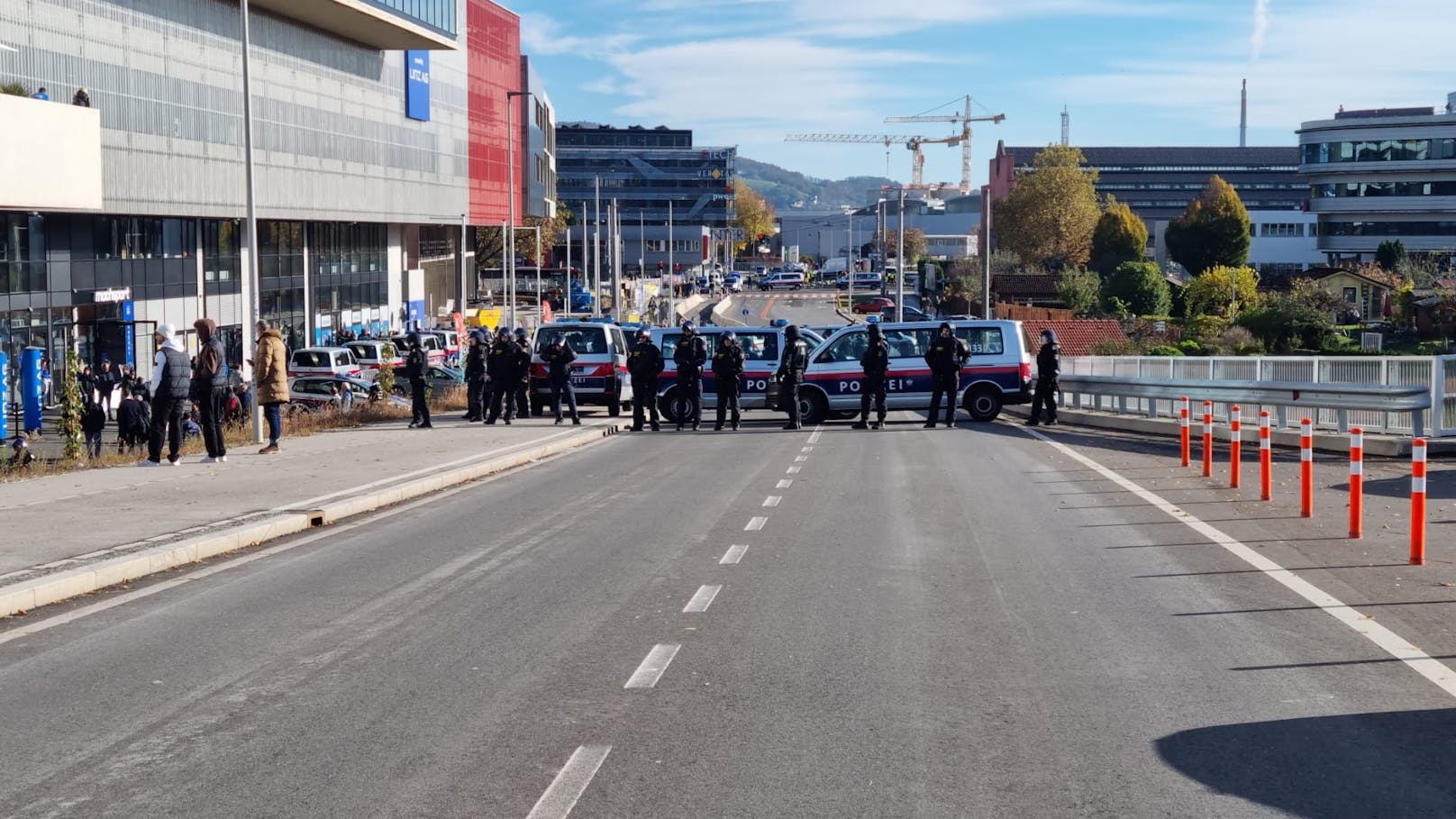 Die Polizei sperrt die Straße auf der Neuen Eisenbahnbrücke, um ein Aufeinandertreffen der verschiedenen Fan-Lager zu verhindern.