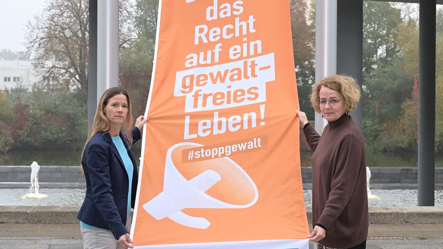 Elisabeth Cinatl, Sprecherin der NÖ Mädchen- und Frauenberatungsstellen, und Frauen-Landesrätin Christiane Teschl-Hofmeister.