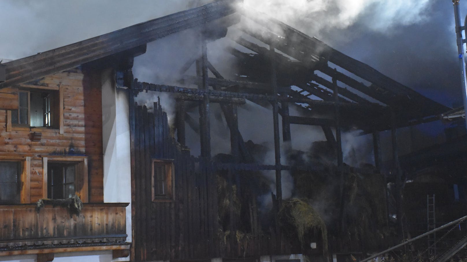 In der Nacht auf Sonntag (12.11.2023) standen rund 200 Feuerwehrleute im Einsatz, um einen Großbrand in Kirchberg in Tirol zu bändigen. 