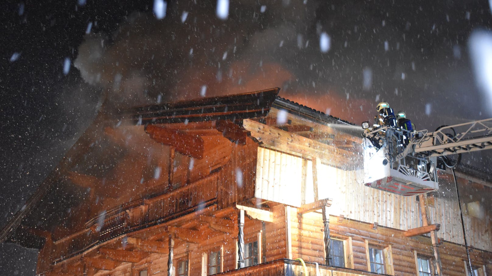 In der Nacht auf Sonntag (12.11.2023) standen rund 200 Feuerwehrleute im Einsatz, um einen Großbrand in Kirchberg in Tirol zu bändigen. 