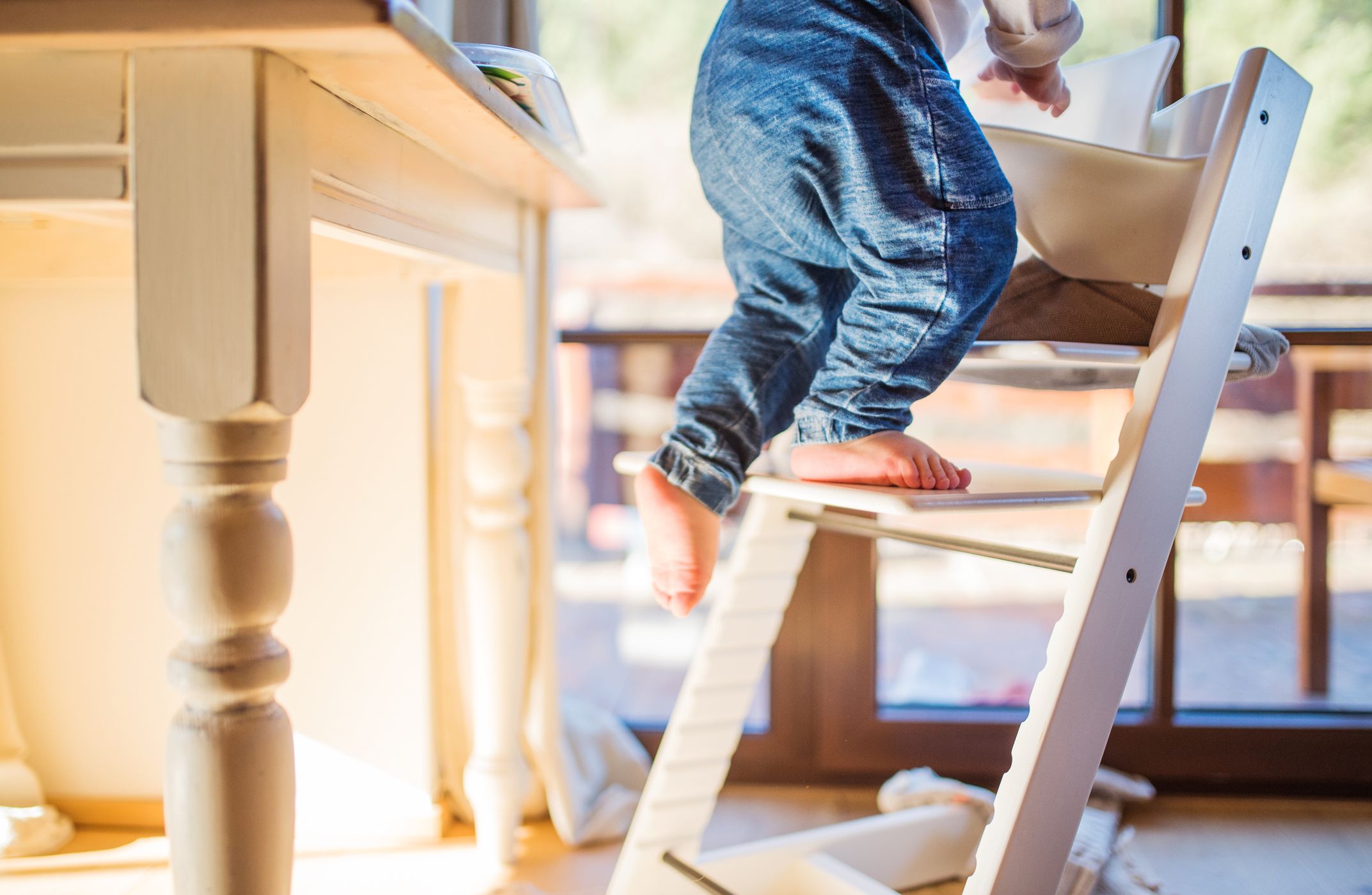 Ein 2-jähriger Bub stürzte beim Spielen aus einem Kinderstuhl zu Boden (Symbolbild).