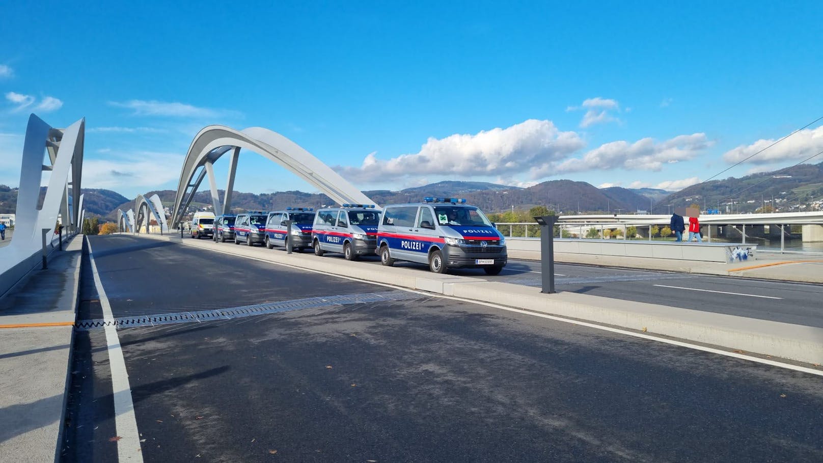 Polizeiautos auf der Neuen Eisenbahnbrücke vor Spielbeginn