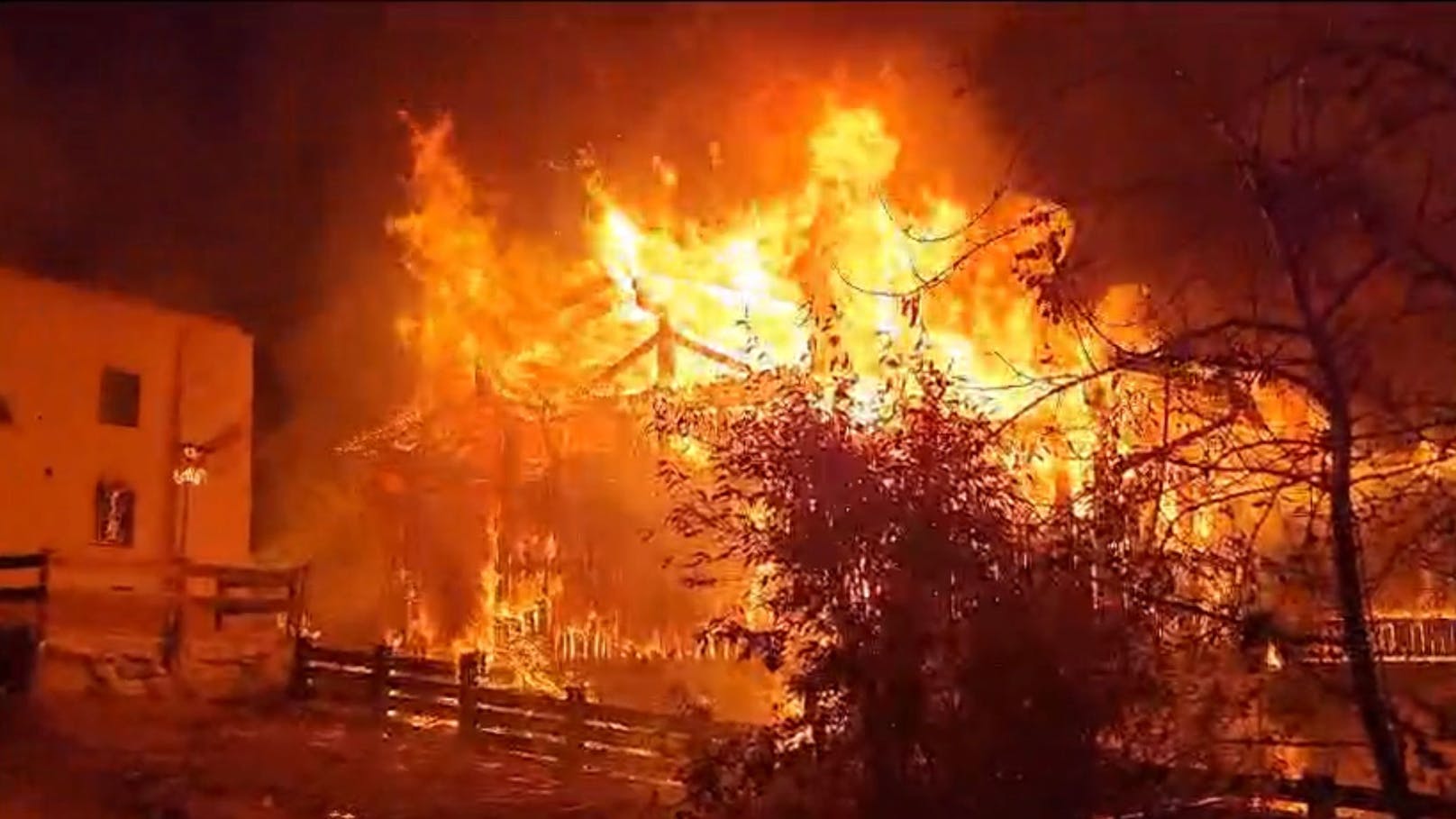 In der Nacht auf Sonntag (12.11.2023) standen rund 200 Feuerwehrleute im Einsatz, um einen Großbrand in Kirchberg in Tirol zu bändigen. 