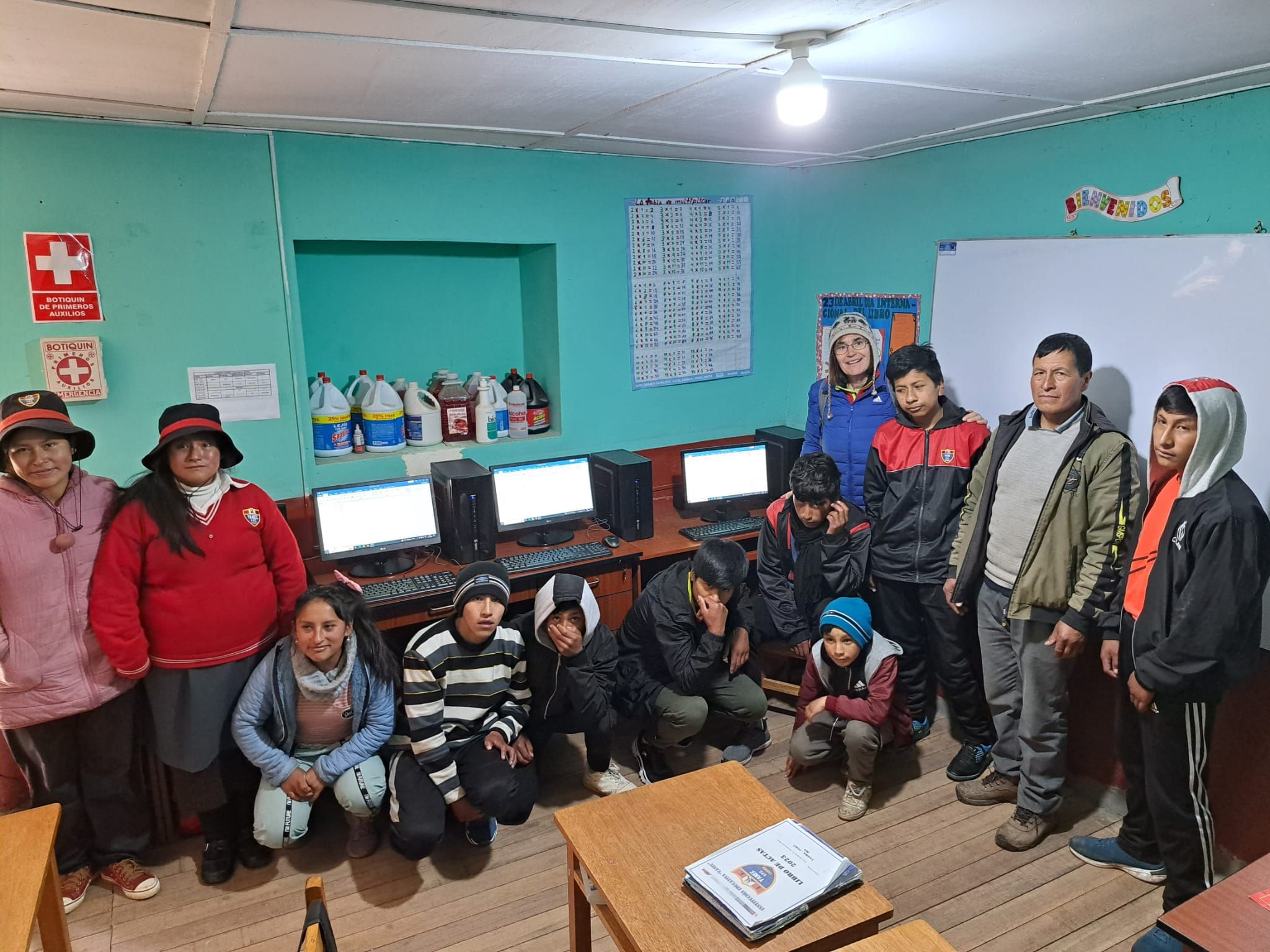 Zwölf Computer wurden für die Schule organisiert.