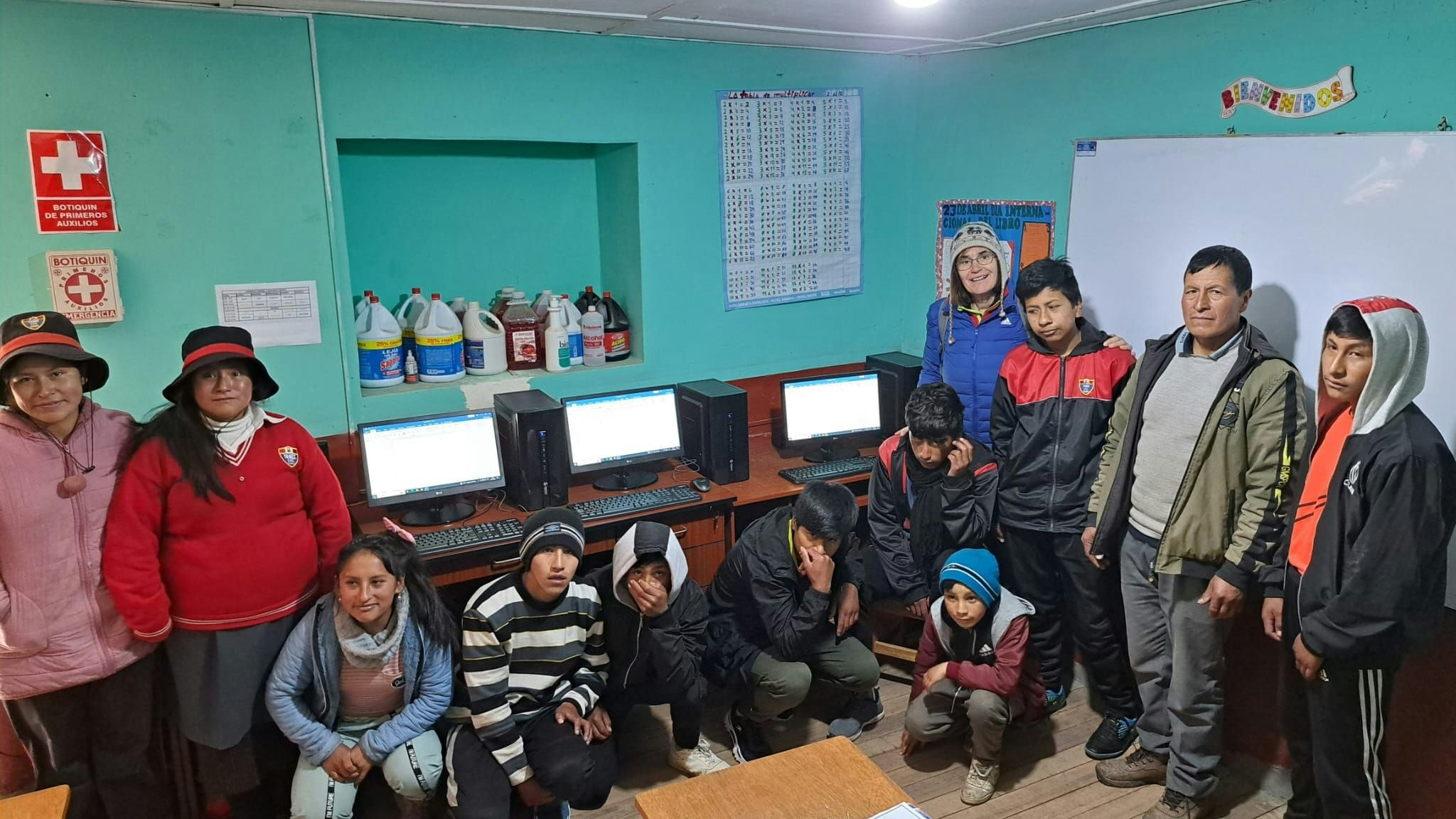 Zwölf Computer wurden organisiert.