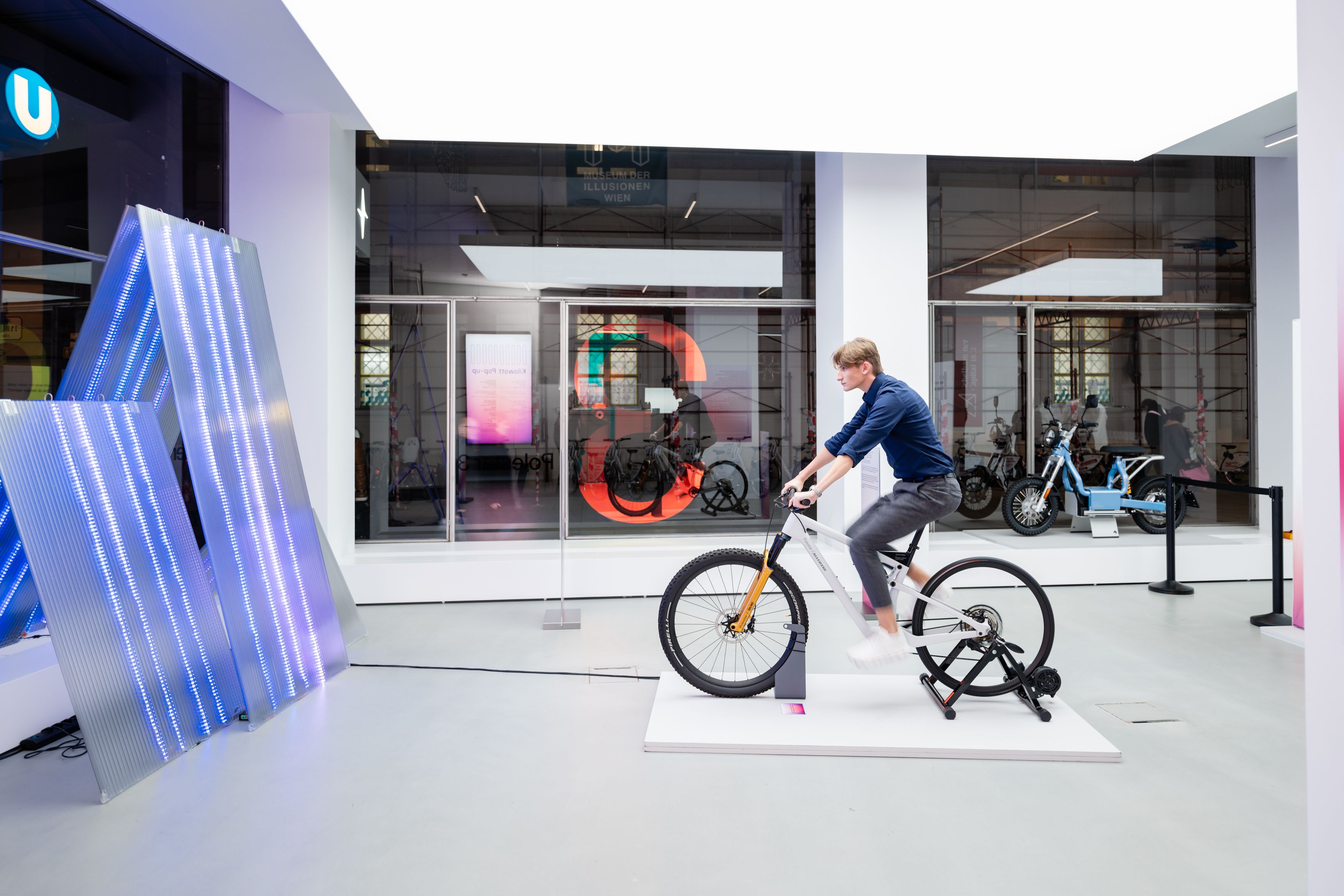 Das Herzstück der Ausstellung, das Fahrrad, sendet Impulse, welche die LED-Wand davor zum leuchten bringen.