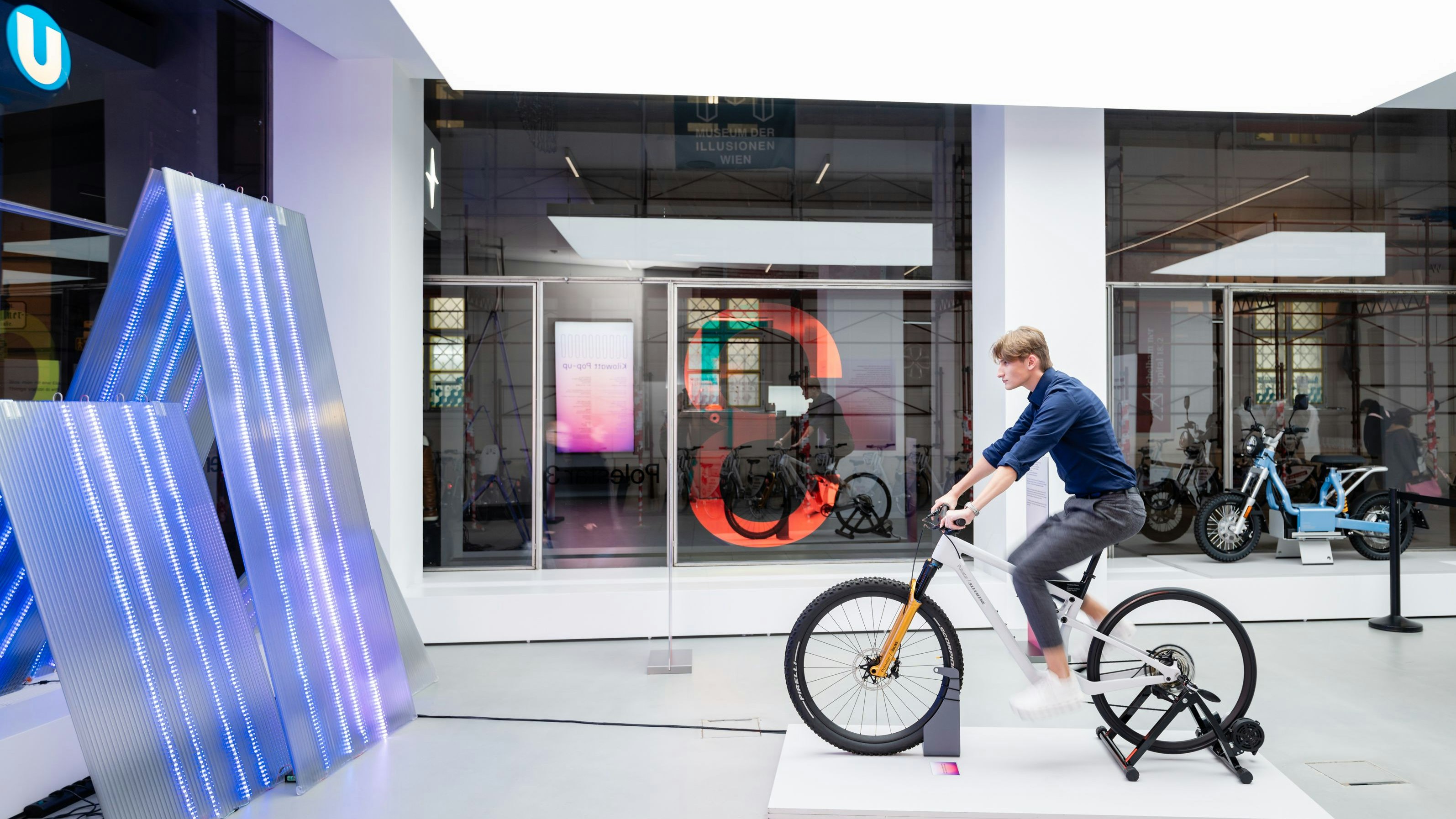 Das Herzstück der Ausstellung, das Fahrrad, sendet Impulse, welche die LED-Wand davor zum leuchten bringen.