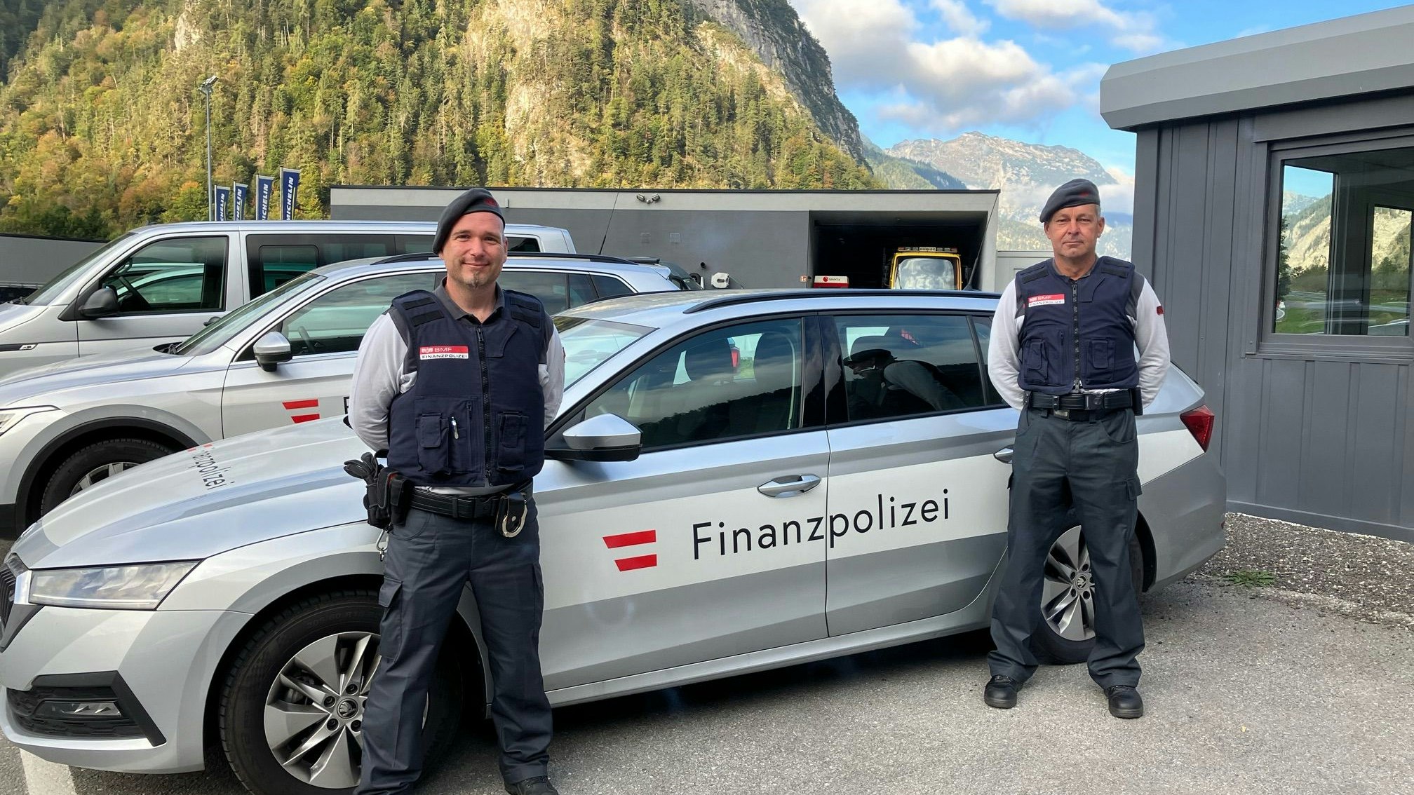 Finanzpolizisten Klaus S. und Mario K. reanimierten den 26-Jährigen. 