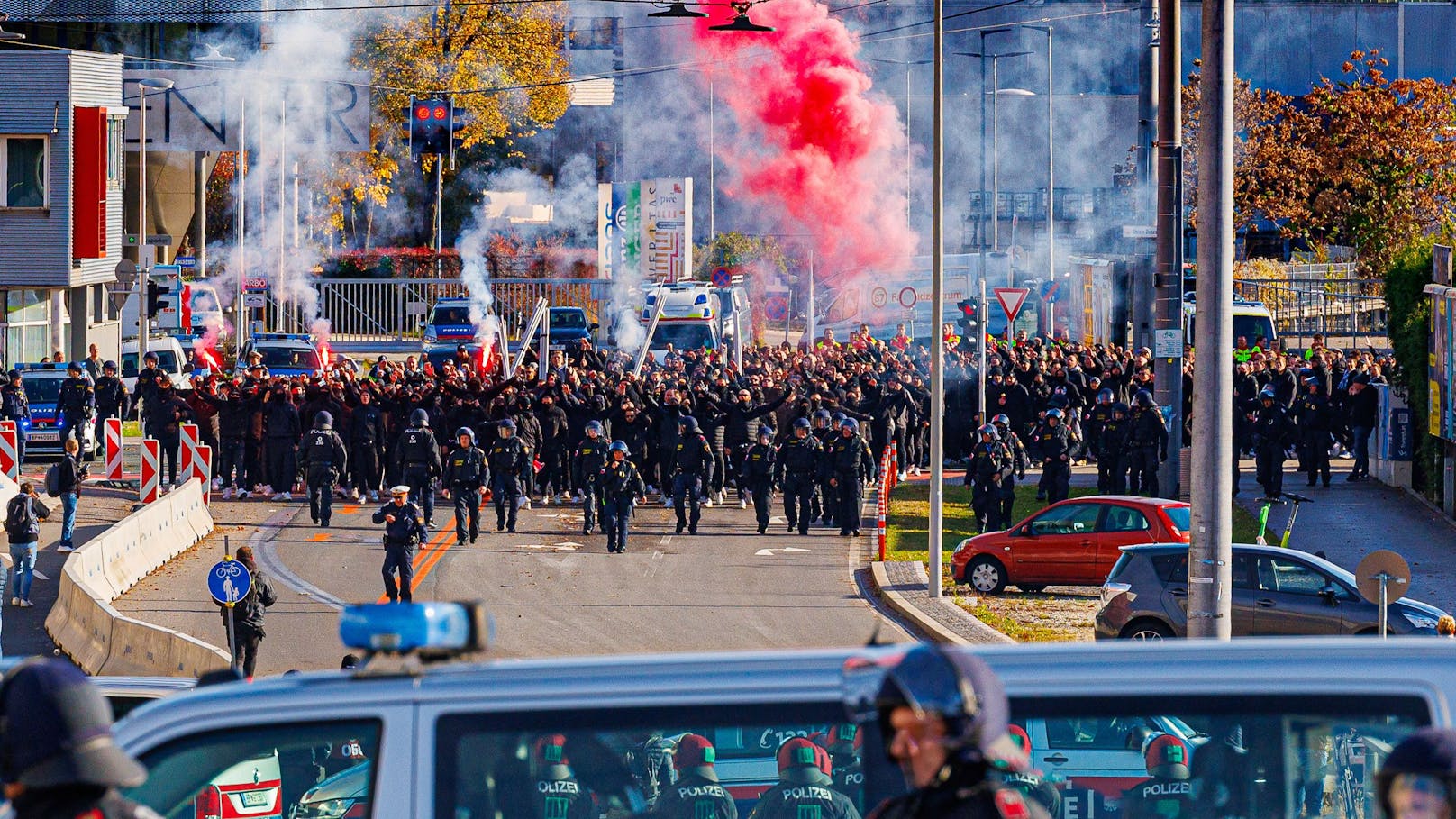 LASK-Fans marschieren vor das Hofmann-Personal-Stadion.