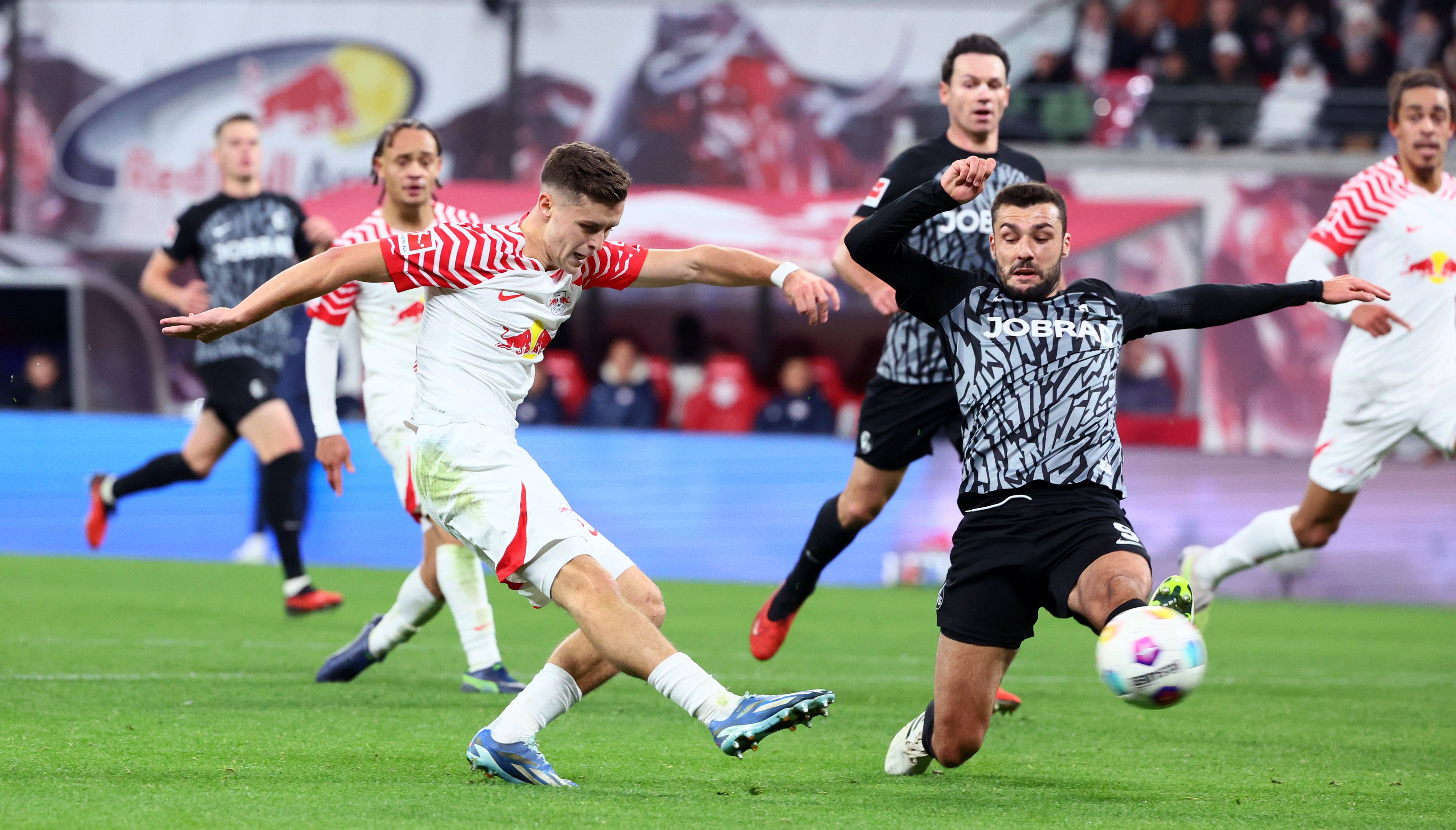 Christoph Baumgartner schießt das 3:1 für Leipzig.