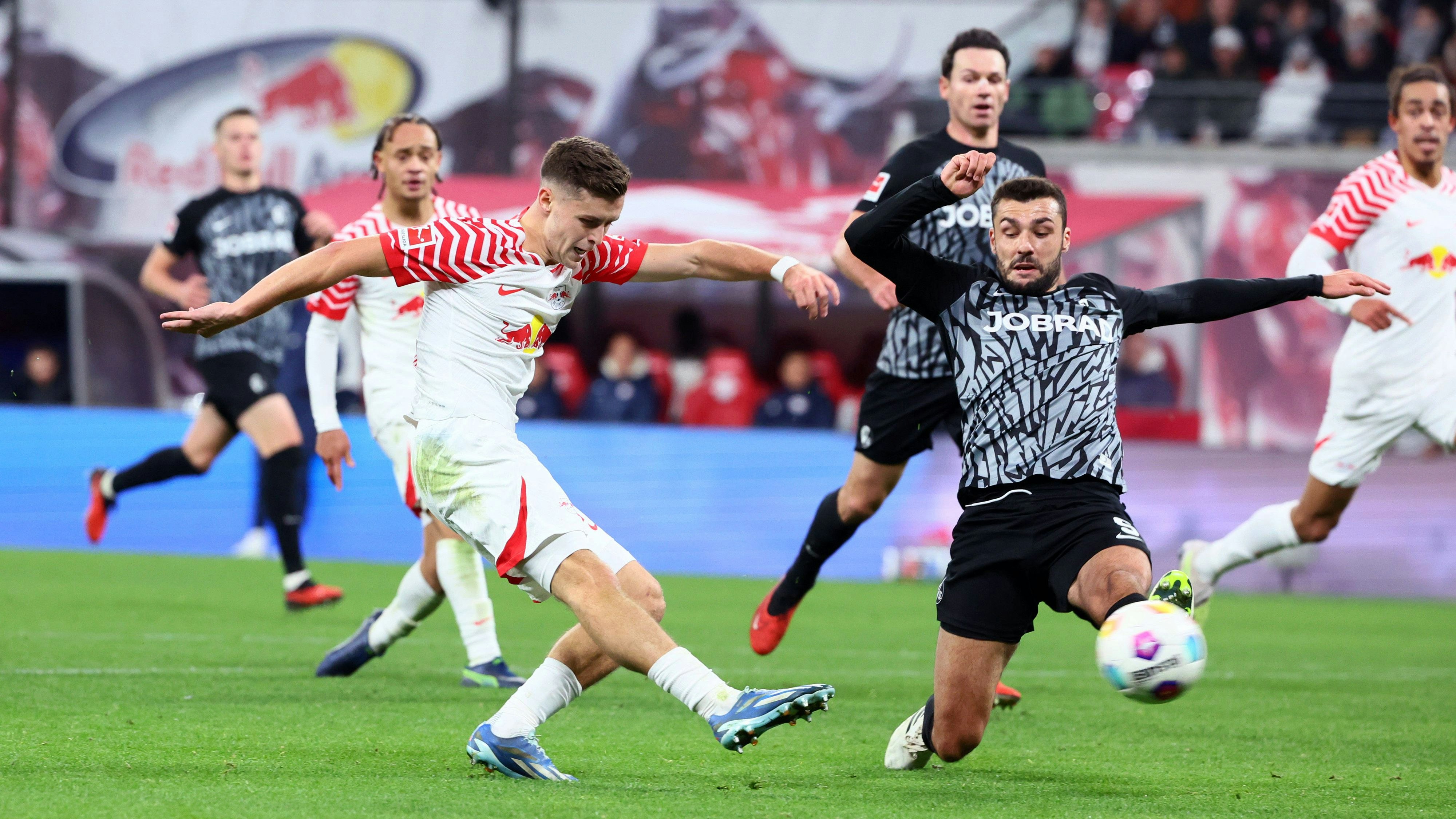 Christoph Baumgartner schießt das 3:1 für Leipzig.