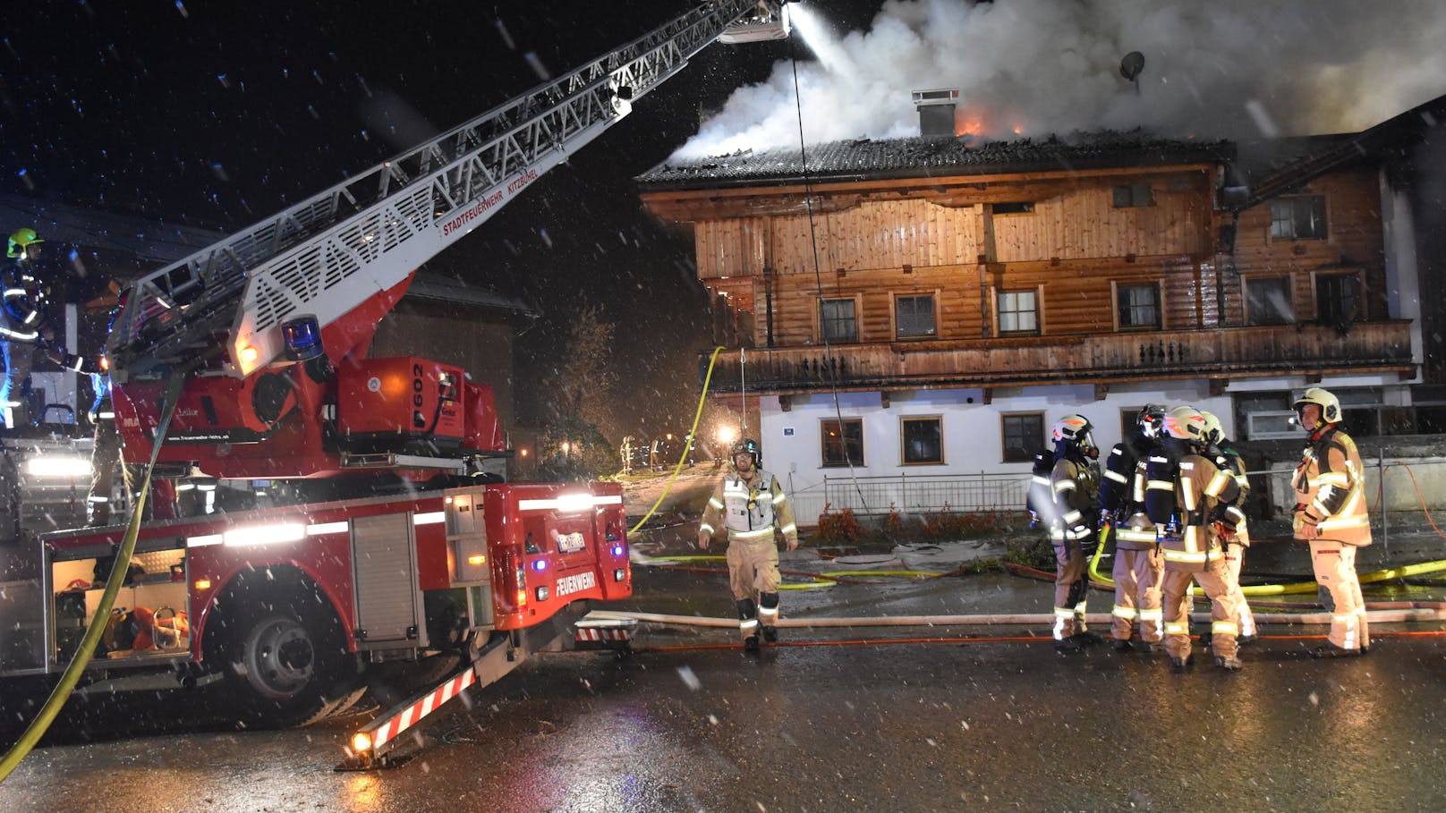 In der Nacht auf Sonntag (12.11.2023) standen rund 200 Feuerwehrleute im Einsatz, um einen Großbrand in Kirchberg in Tirol zu bändigen. 