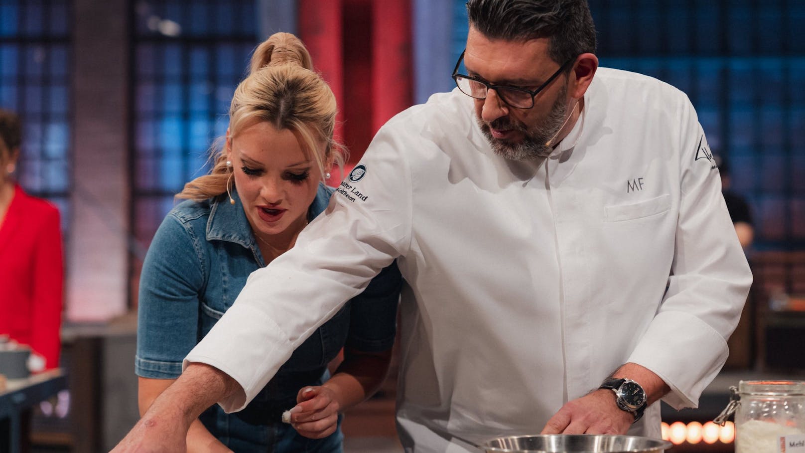 Als die Blondine erschrocken feststellt, dass sie den Zucker hat anbrennen lassen, darf sogar <strong>Marcello Fabbri</strong> Erste (Küchen-)Hilfe leisten! Das gab es bei "Grill den Henssler" noch nie!