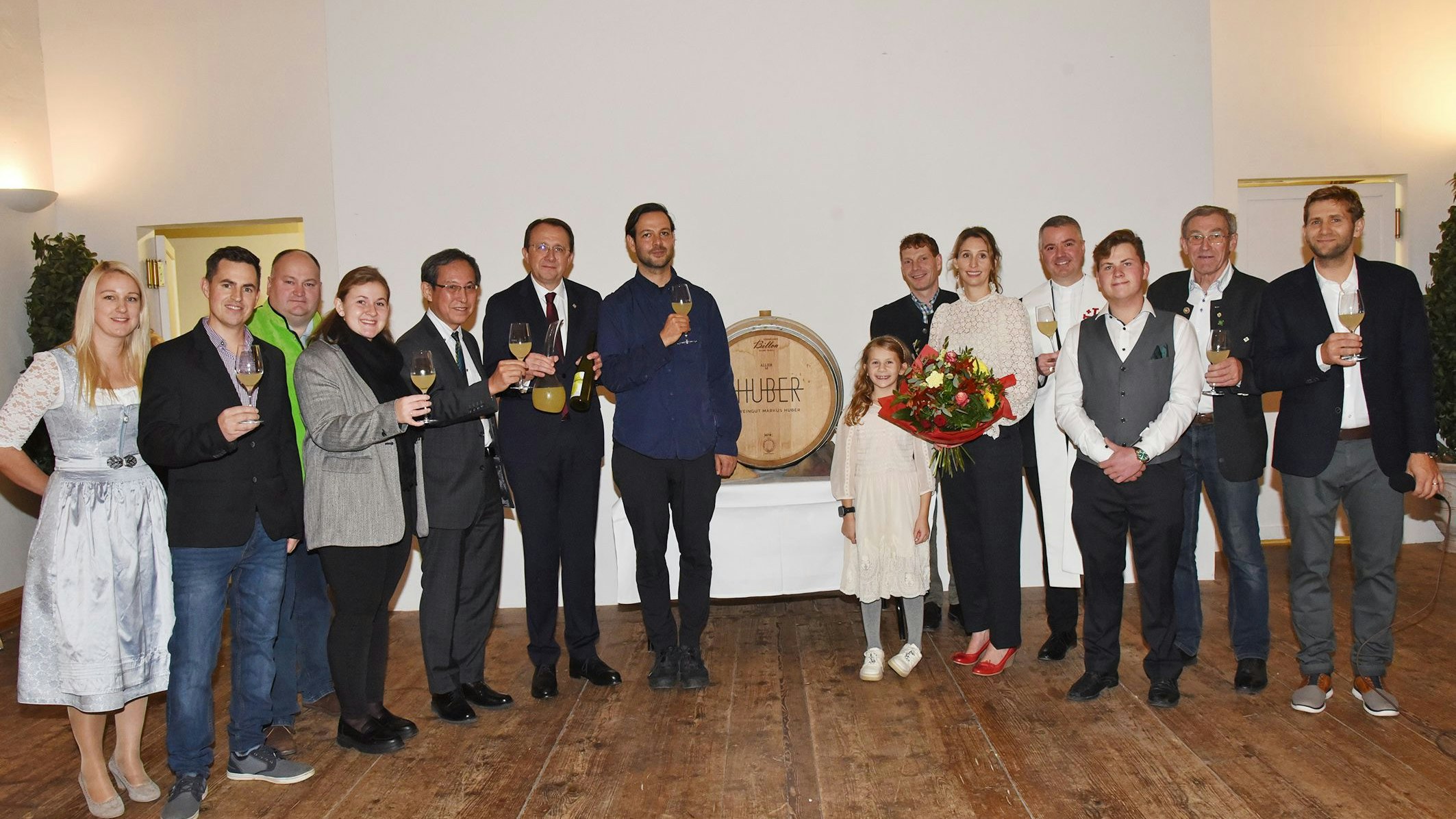 Im Beisein zahlreicher Ehrengäste - unter ihnen auch der japanische Botschafter Ryuta Mizuuchi und Taufpate Tarun Kade und Bürgermeister Matthias Stadler sowie Winzer Markus Huber - fand die Segnung des Hauptstadtweins für 2024 mit dem Namen "Tangente" durch Bischofsvikar Patrick Söder statt.