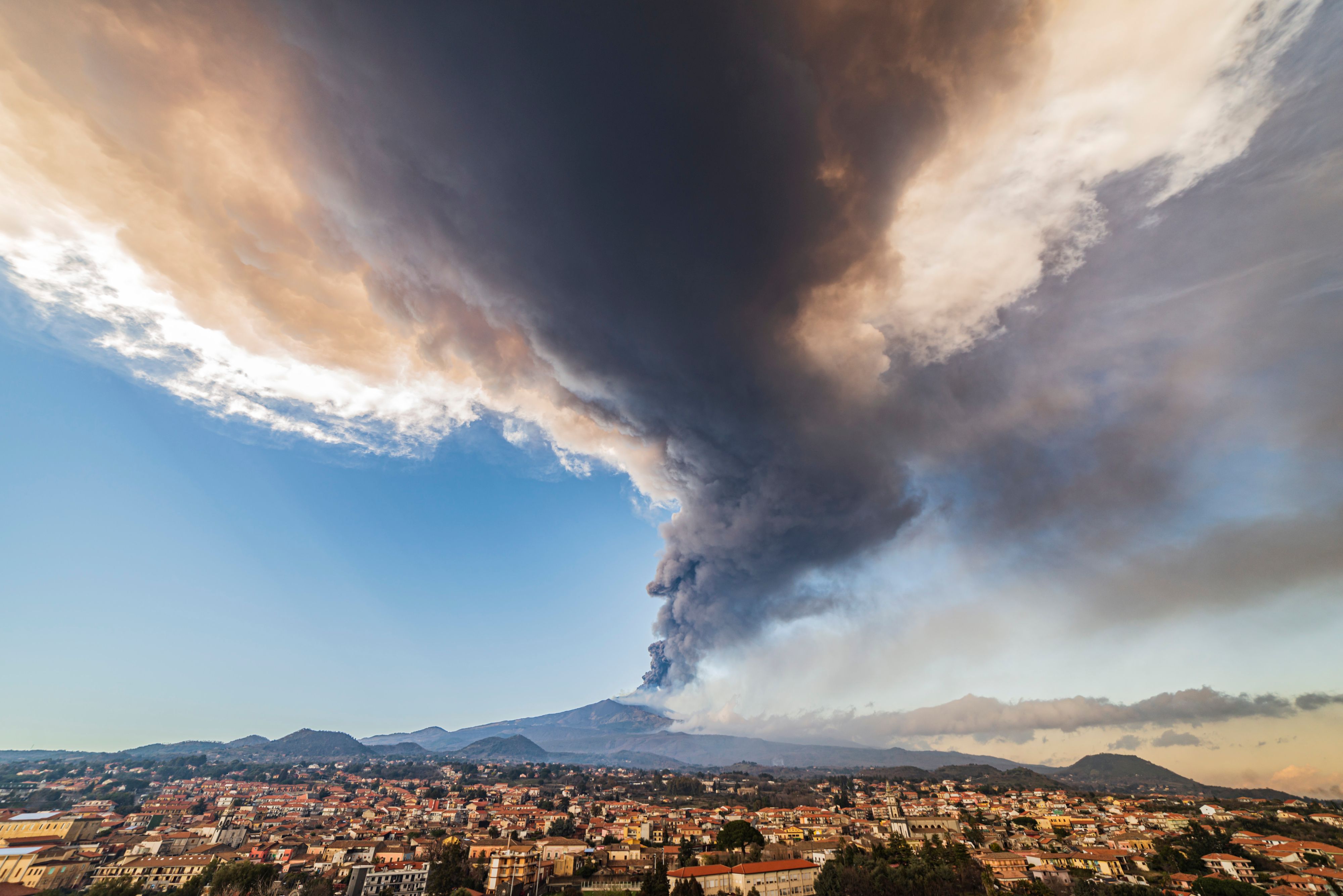 Auf der italienischen Mittelmeerinsel Sizilien hat Europas größter aktiver Vulkan Ätna am Sonntag große Mengen glühende Lava in den Himmel gespuckt (Symbolbild, 2022)