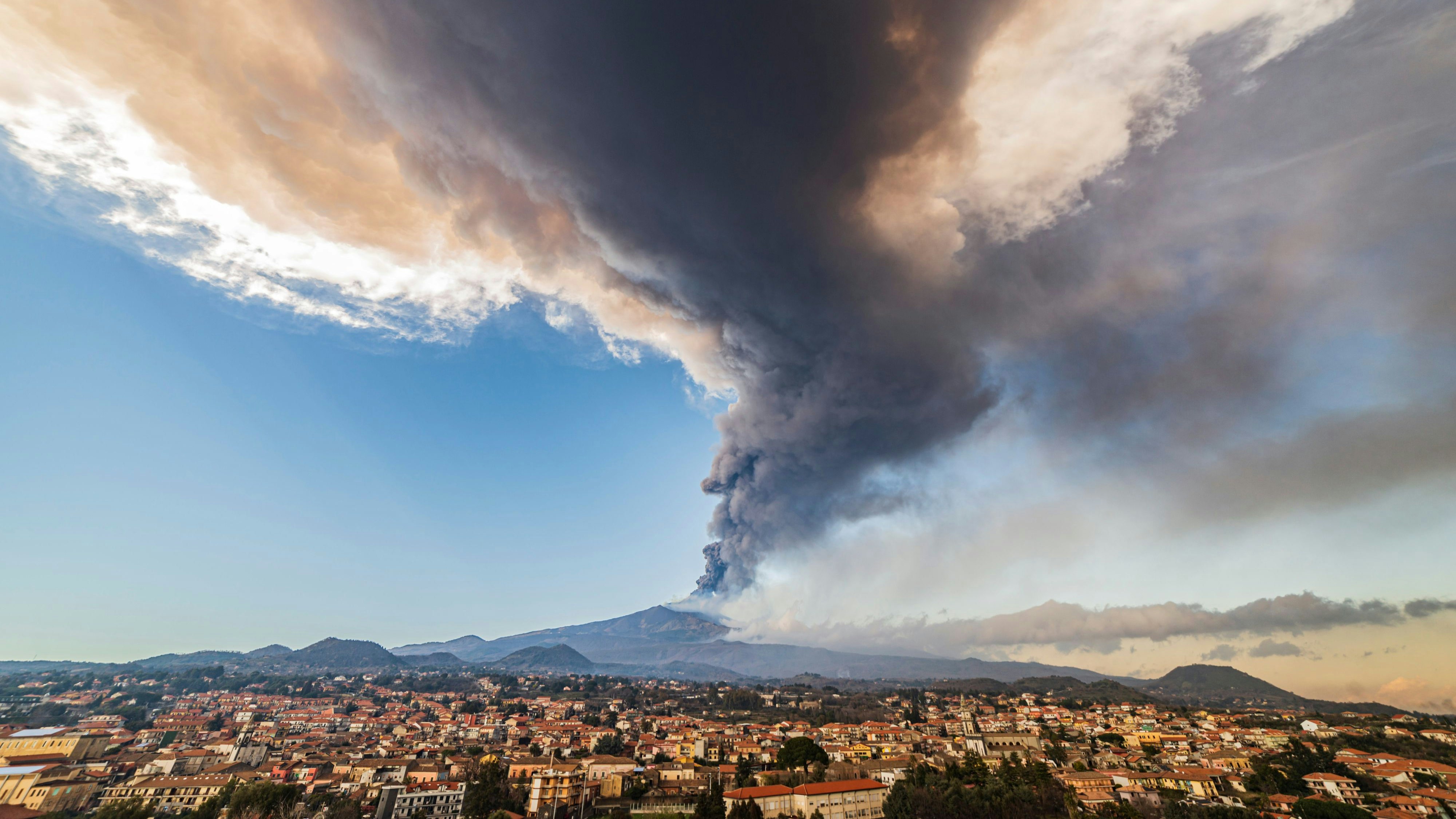 Download von www.picturedesk.com am 13.11.2023 (14:17).  Volcanic ashes ascend from the southeastern crater of the Mt. Etna volcano as seen from Pedara, Sicily, Italy, Monday, Feb. 21, 2022. The second-strongest paroxysm of 2022 produced volcanic smoke and ashes that rose for 10 kilometers (6.2 miles) forcing the temporary closure of the nearby Vincenzo Bellini international airport in Catania. (AP Photo/Salvatore Allegra) - 20220221_PD4574 - Rechteinfo: Rights Managed (RM)