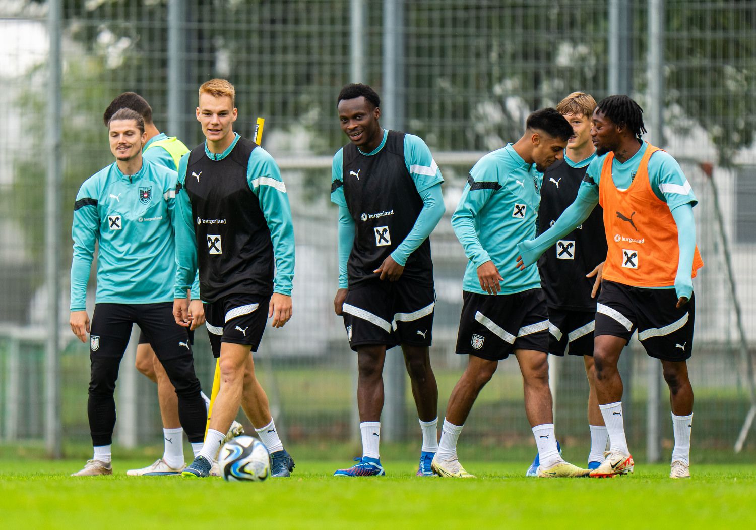 Samson Baidoo (Mitte) muss Teamchef Rangnick verletzt absagen.