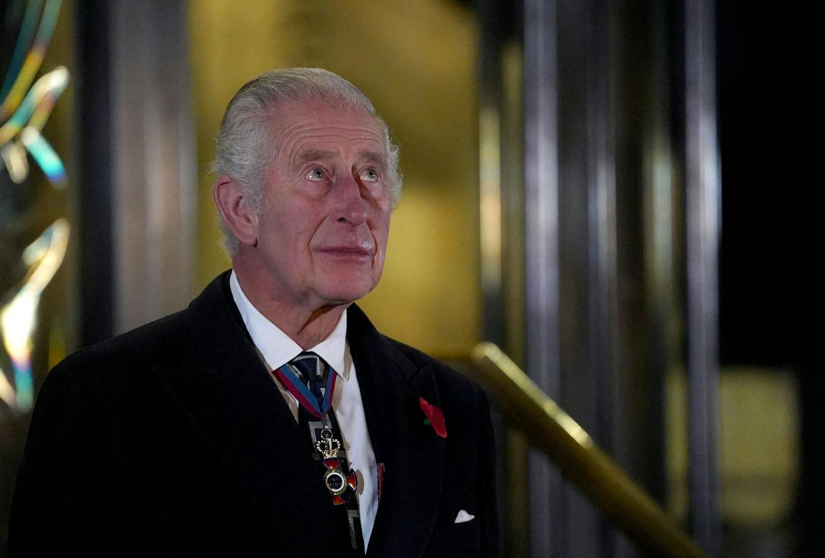 König Charles reagierte am "Royal British Legion Festival of Remembrance" emotional, nachdem er Statuen seiner Eltern Königin Elizabeth II und Prinz Phillip bei der Royal Albert Hall in London enthüllt hat.