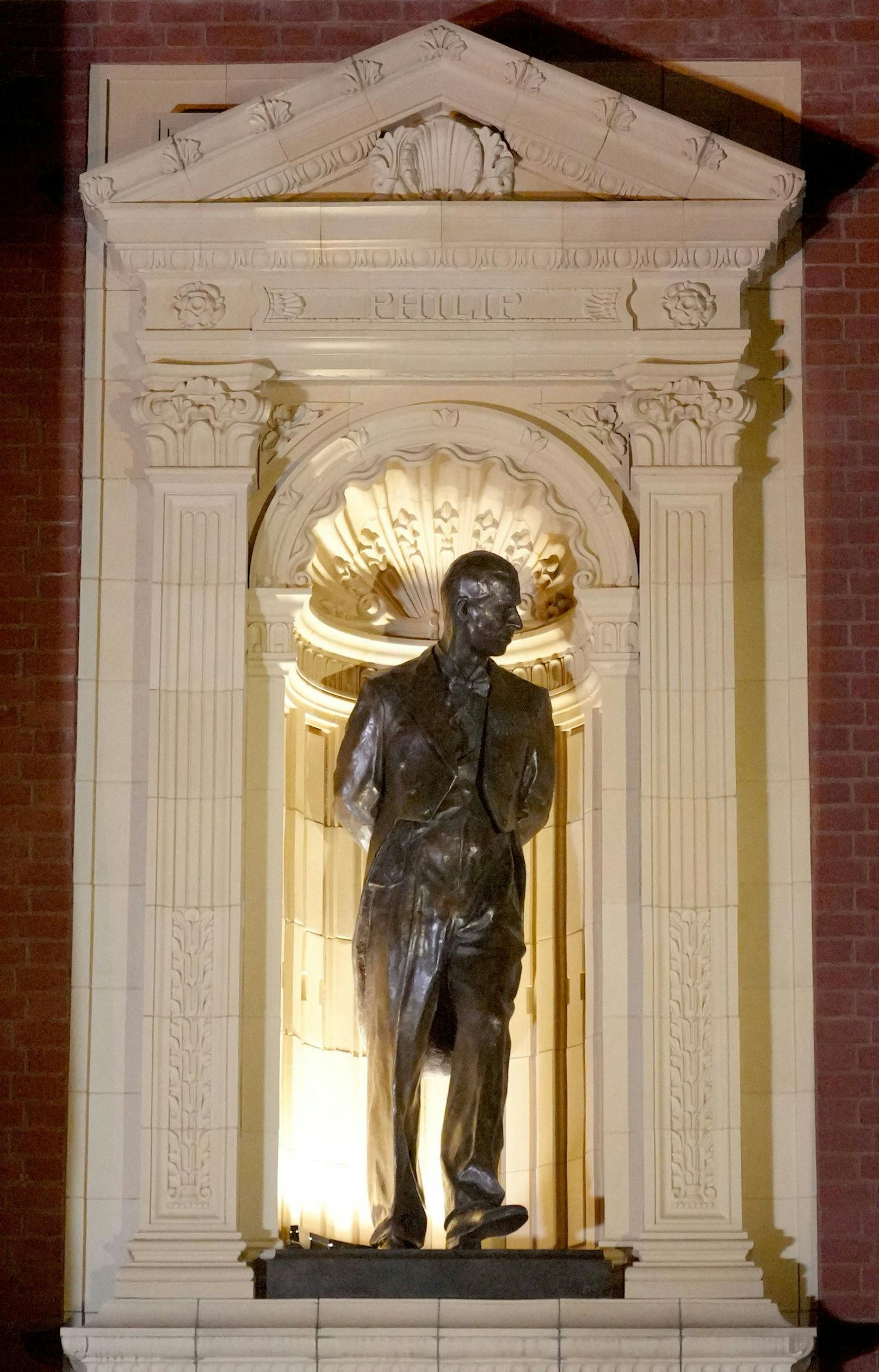 Die Statue von Prinz Philip bei der Enthüllung beim "Royal British Legion Festival of Remembrance" in der Royal Albert Hall in London.
