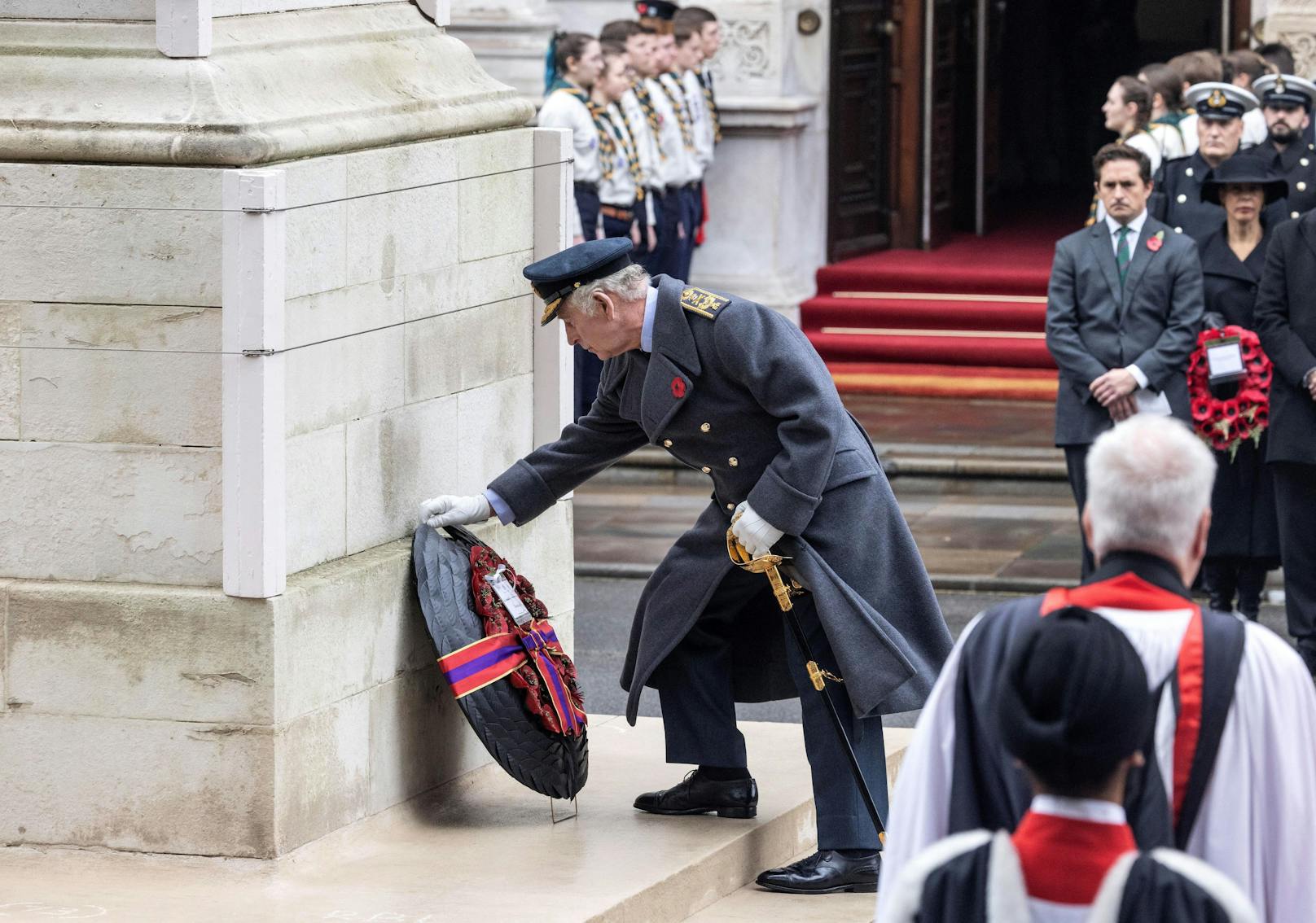 König Charles III. zeigte sich nachdenklich und betroffen bei seiner Teilnahme am Nationalen Gedenkgottesdienst 2023.