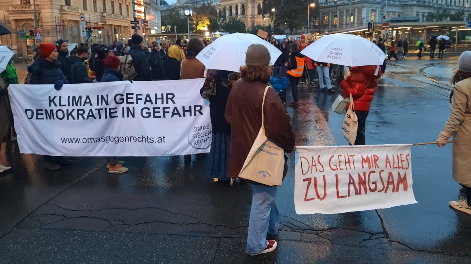 Protest-Marsch von Klima-Klebern legt Wiener Ring lahm