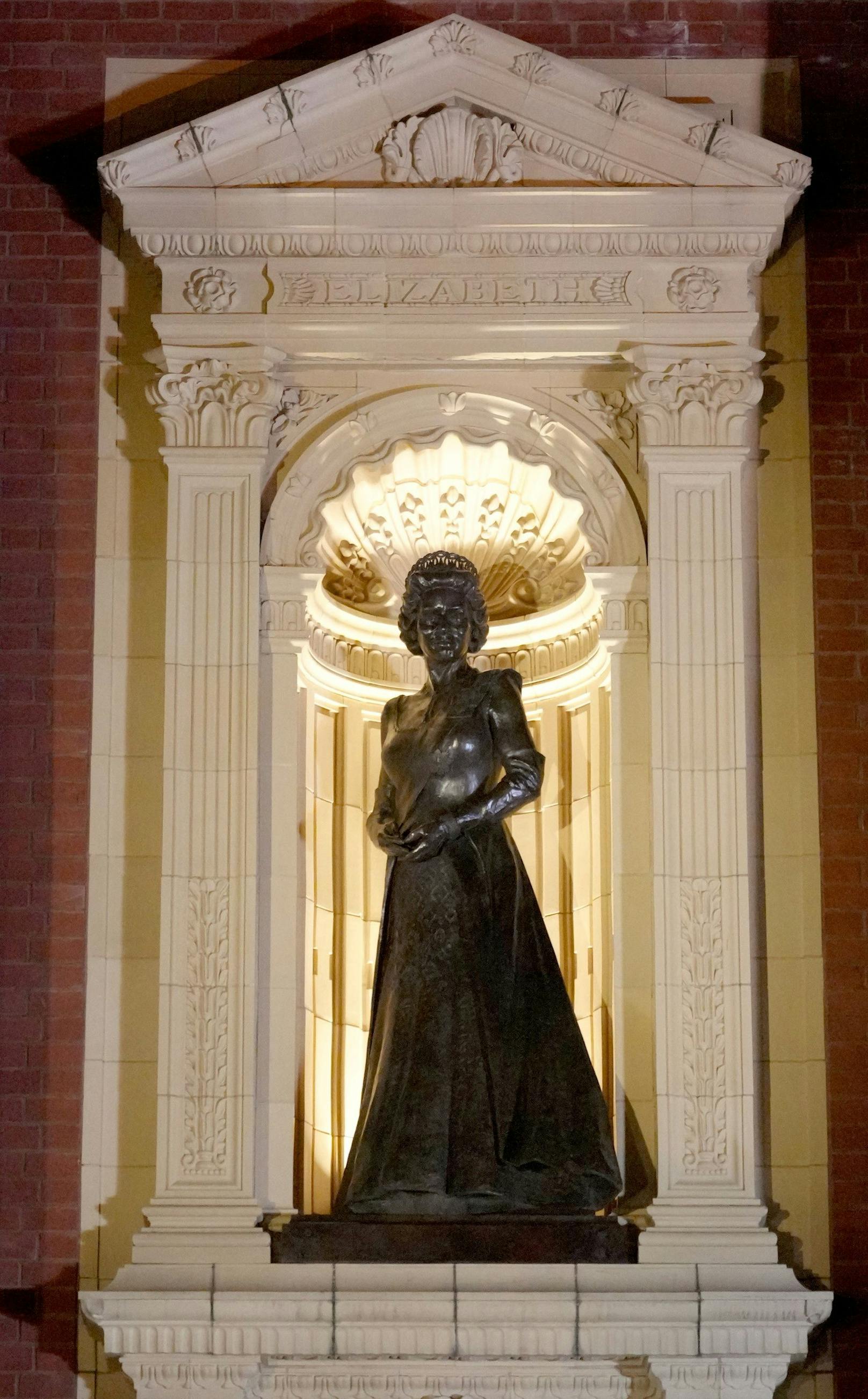 Die Statue von Königin Elizabeth II bei der Enthüllung beim "Royal British Legion Festival of Remembrance" in der Royal Albert Hall in London.