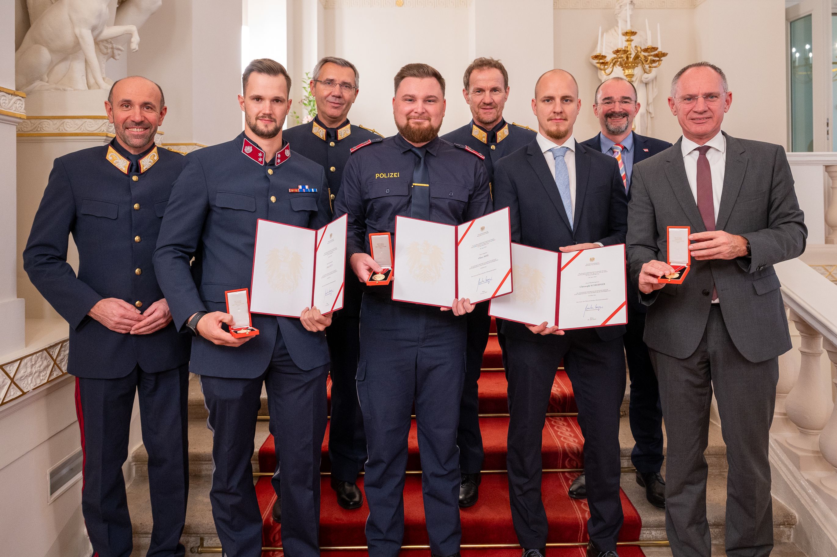 Innenminister Gerhard Karner (r.) ehrte die Wiener Polizisten, die zu Lebensrettern wurden.