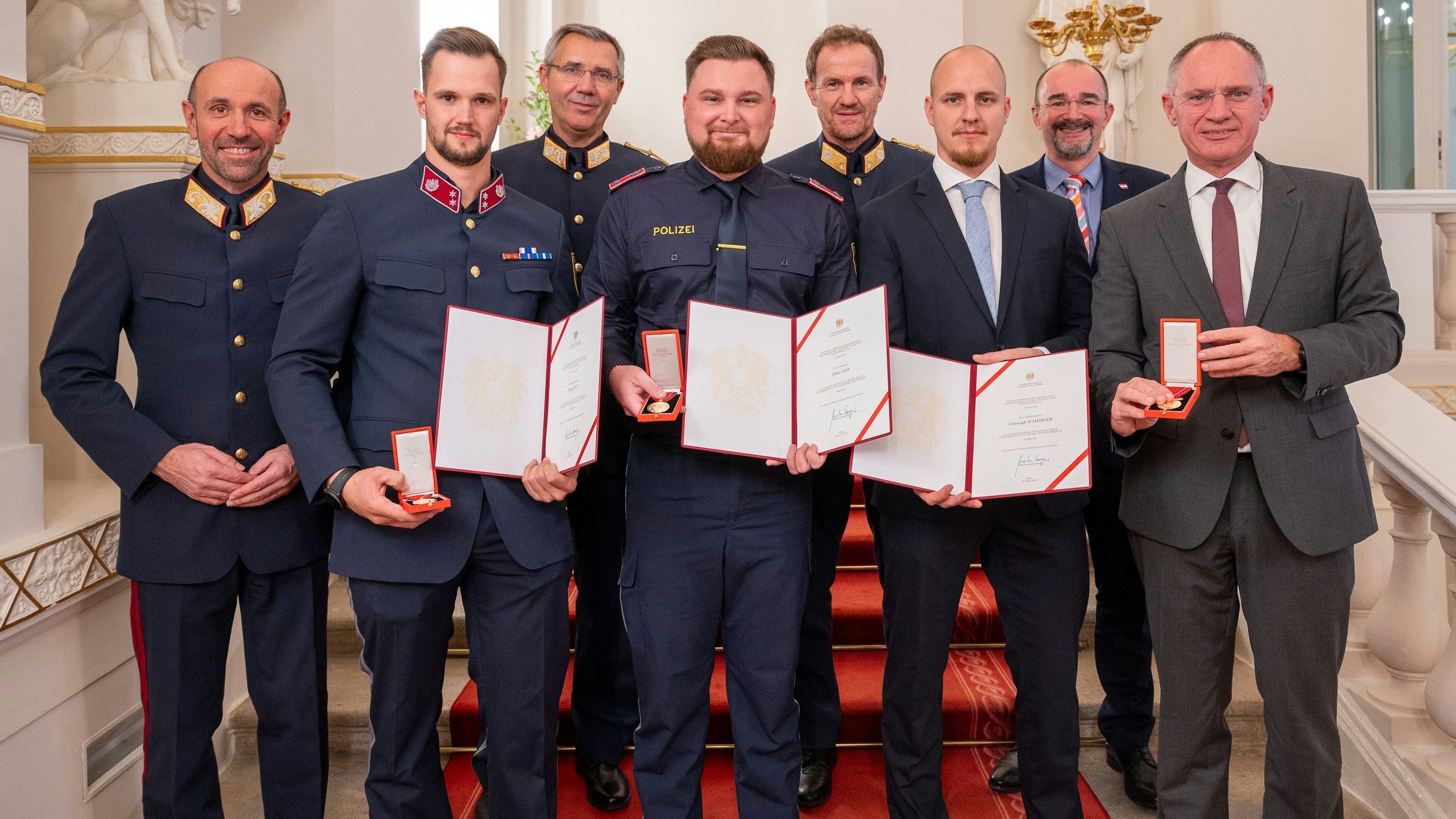 Innenminister Gerhard Karner (r.) ehrte die Wiener Polizisten, die zu Lebensrettern wurden.
