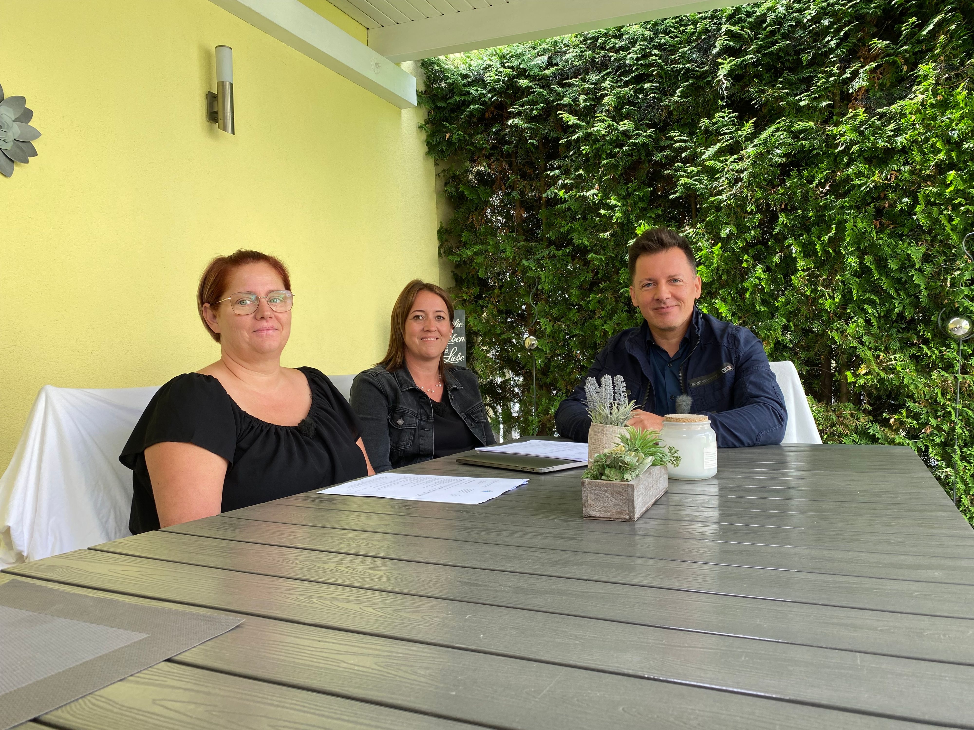 Sandra L. und Cornelia b. mit Anwalt Horwath. 