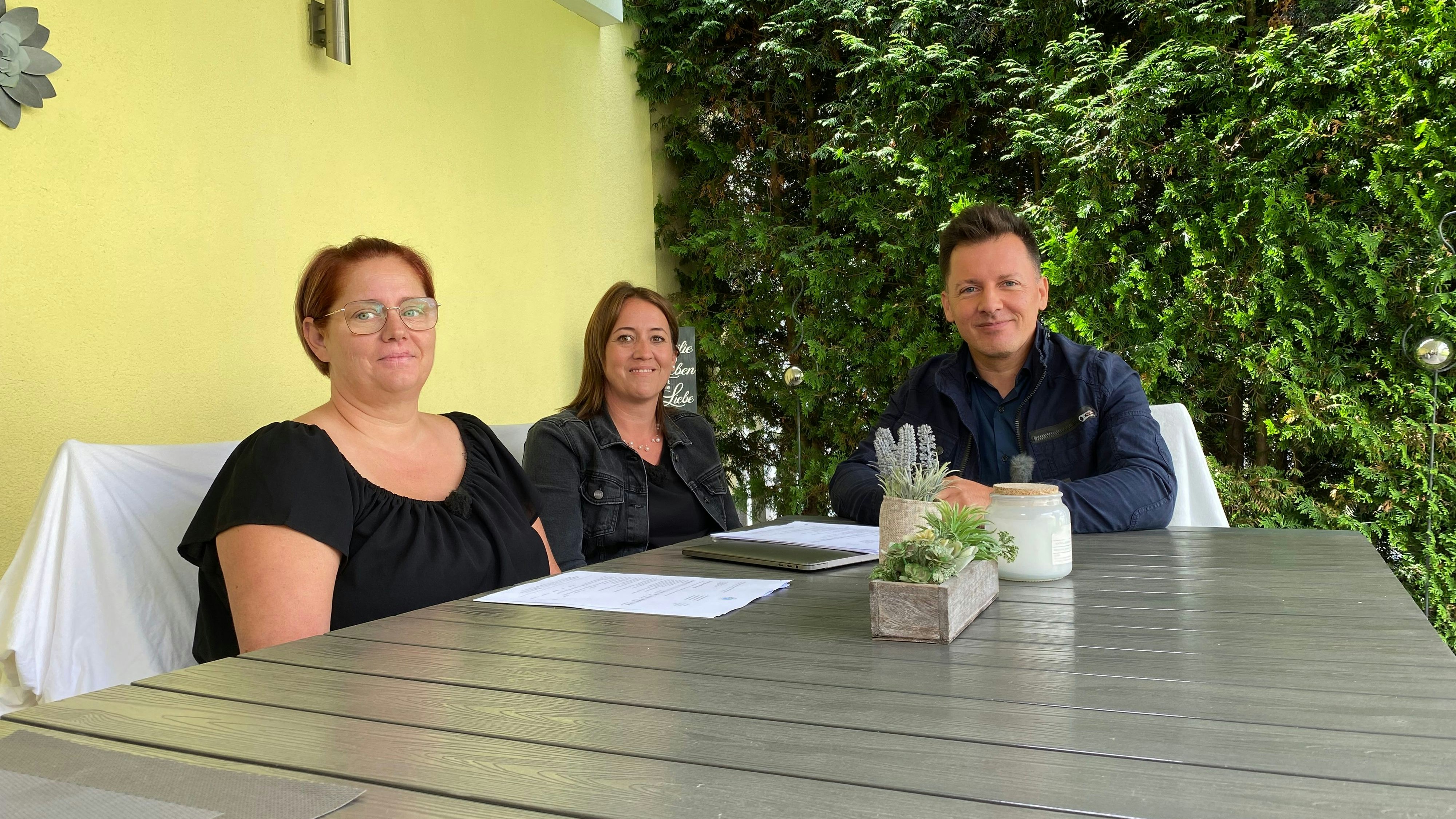 Sandra L. und Cornelia b. mit Anwalt Horwath. 