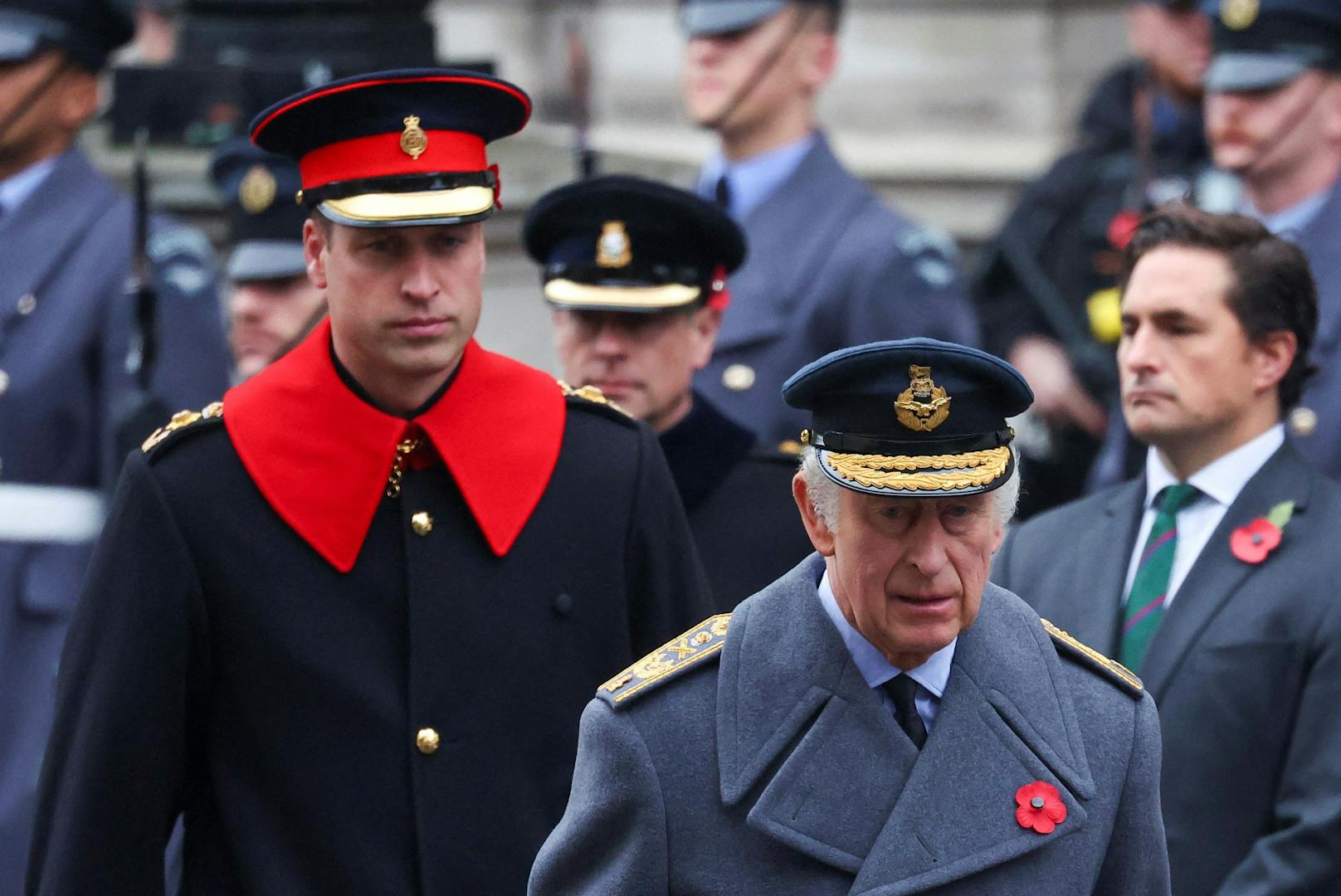 König Charles III. zeigte sich nachdenklich und betroffen bei seiner Teilnahme am Nationalen Gedenkgottesdienst 2023. Hier an der Seite von Prinz William.