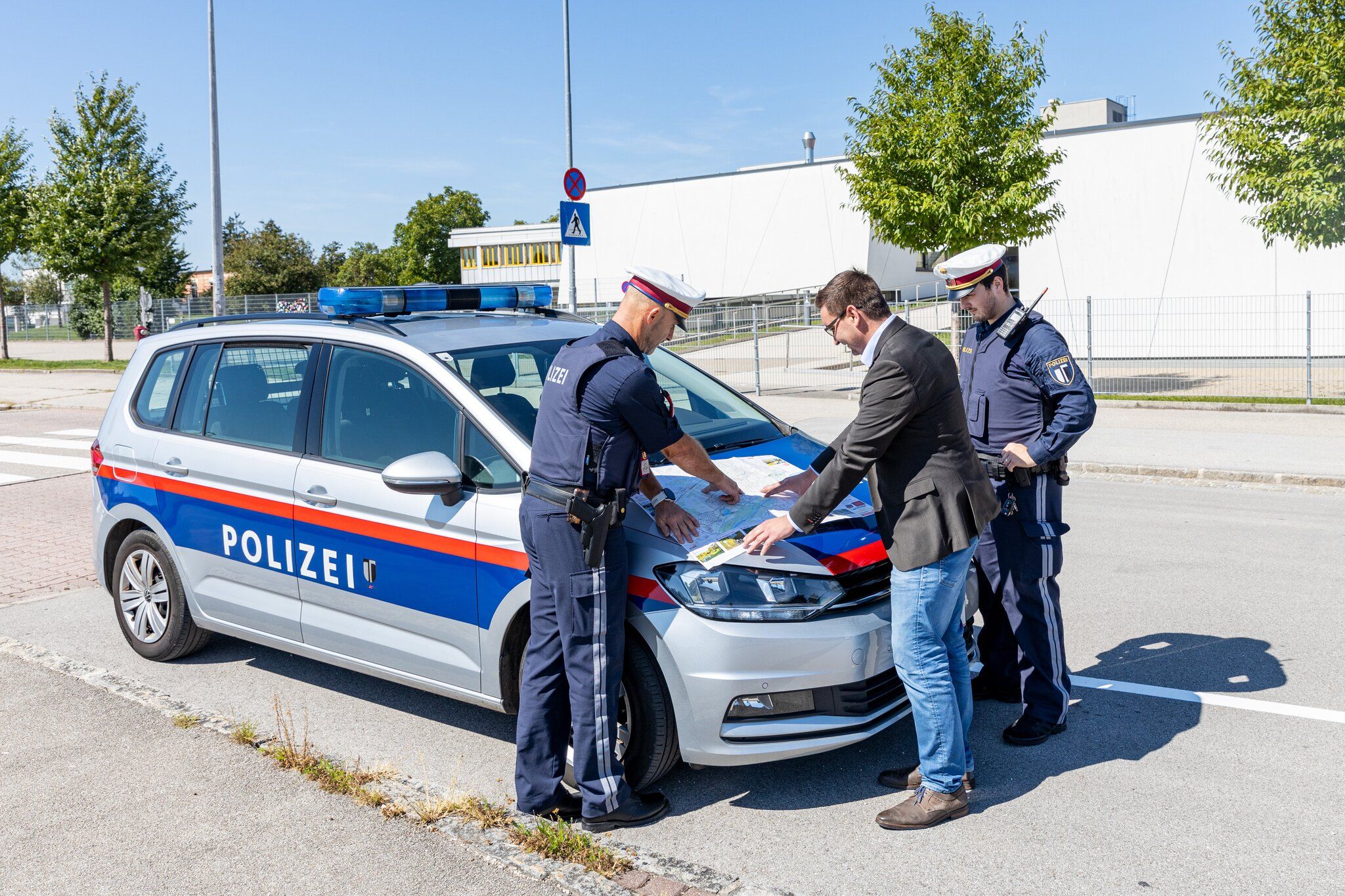 Bürgermeister Karl-Heinz Koll mit Polizisten bei der Besprechung der ersten Standorte für das neue mobile Radargerät