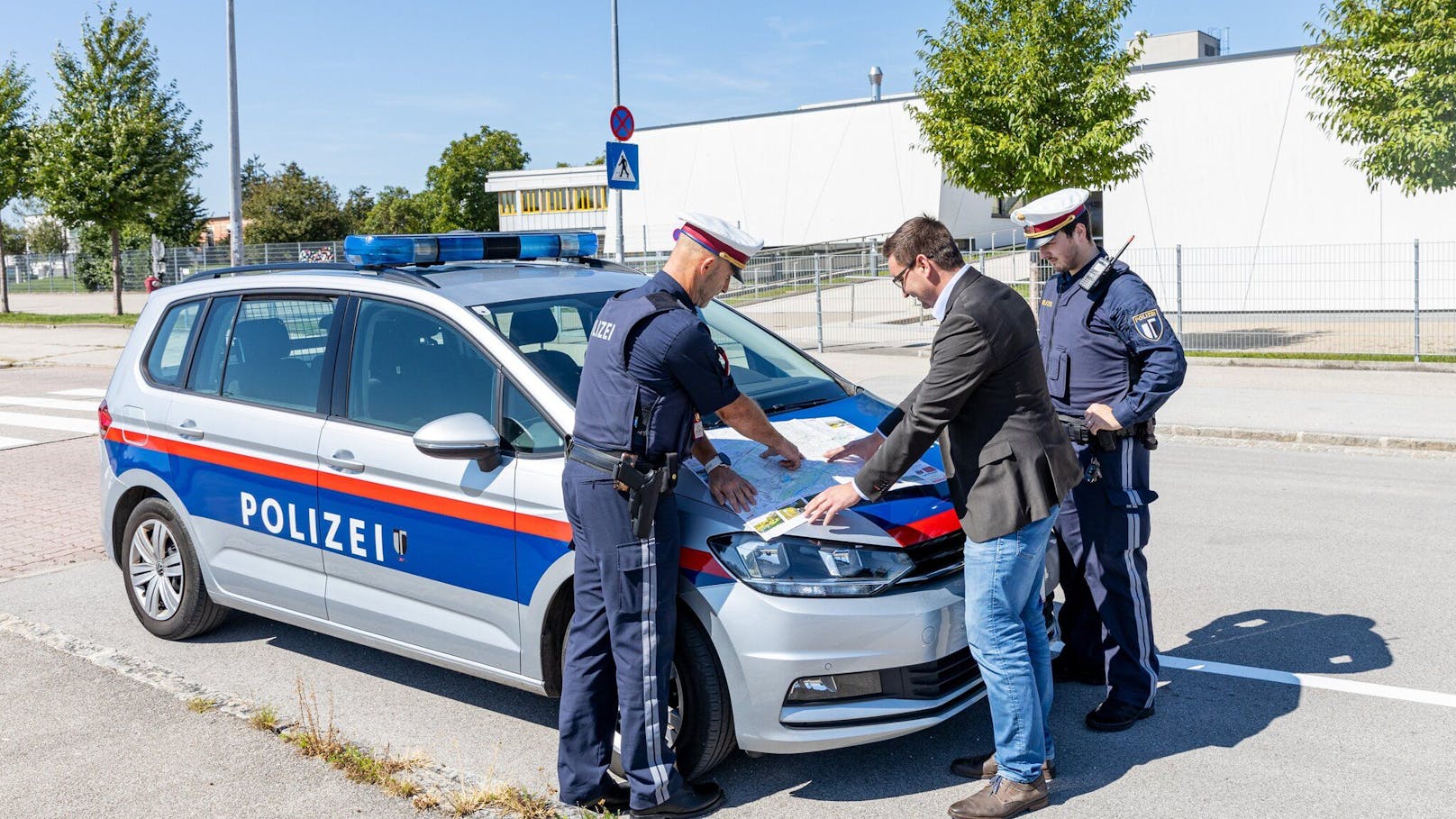 Bürgermeister Karl-Heinz Koll mit Polizisten bei der Besprechung der ersten Standorte für das neue mobile Radargerät.