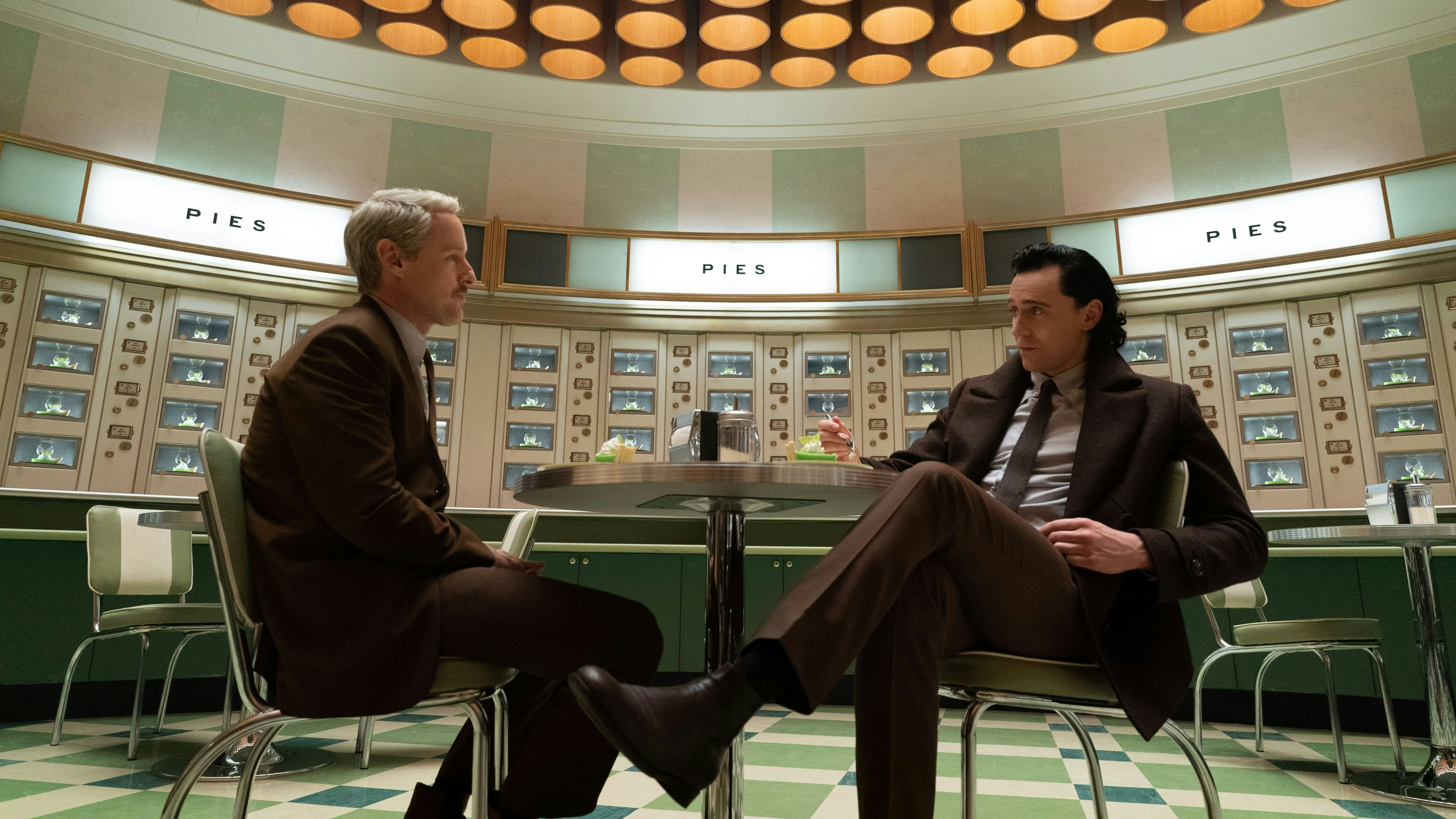 Owen Wilson als Mobius and Tom Hiddleston als Loki.