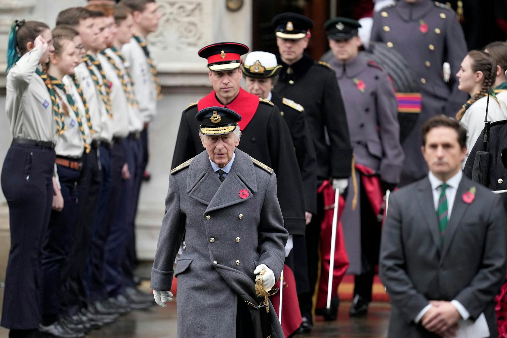 König Charles III. zeigte sich nachdenklich und betroffen bei seiner Teilnahme am Nationalen Gedenkgottesdienst 2023. Hier an der Seite von Prinz William.