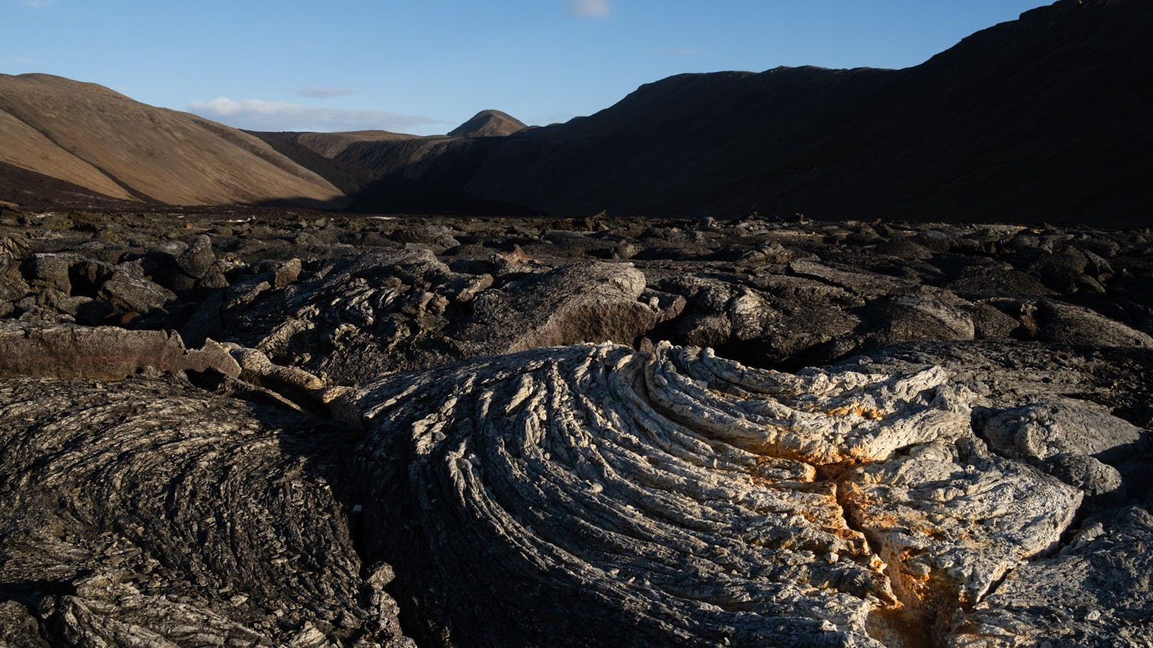 Nach dem Ausbruch des Vulkans Fagradalsfjall im Jahr 2021 bildete sich ein Lavafeld. Der Standort liegt nur wenige Kilometer von Grindavik entfernt. Nach mehr als 1.400 Erdbeben in den letzten 48 Stunden in der Region warnen Experten vor einem sehr wahrscheinlichen Vulkanausbruch in den kommenden Tagen.