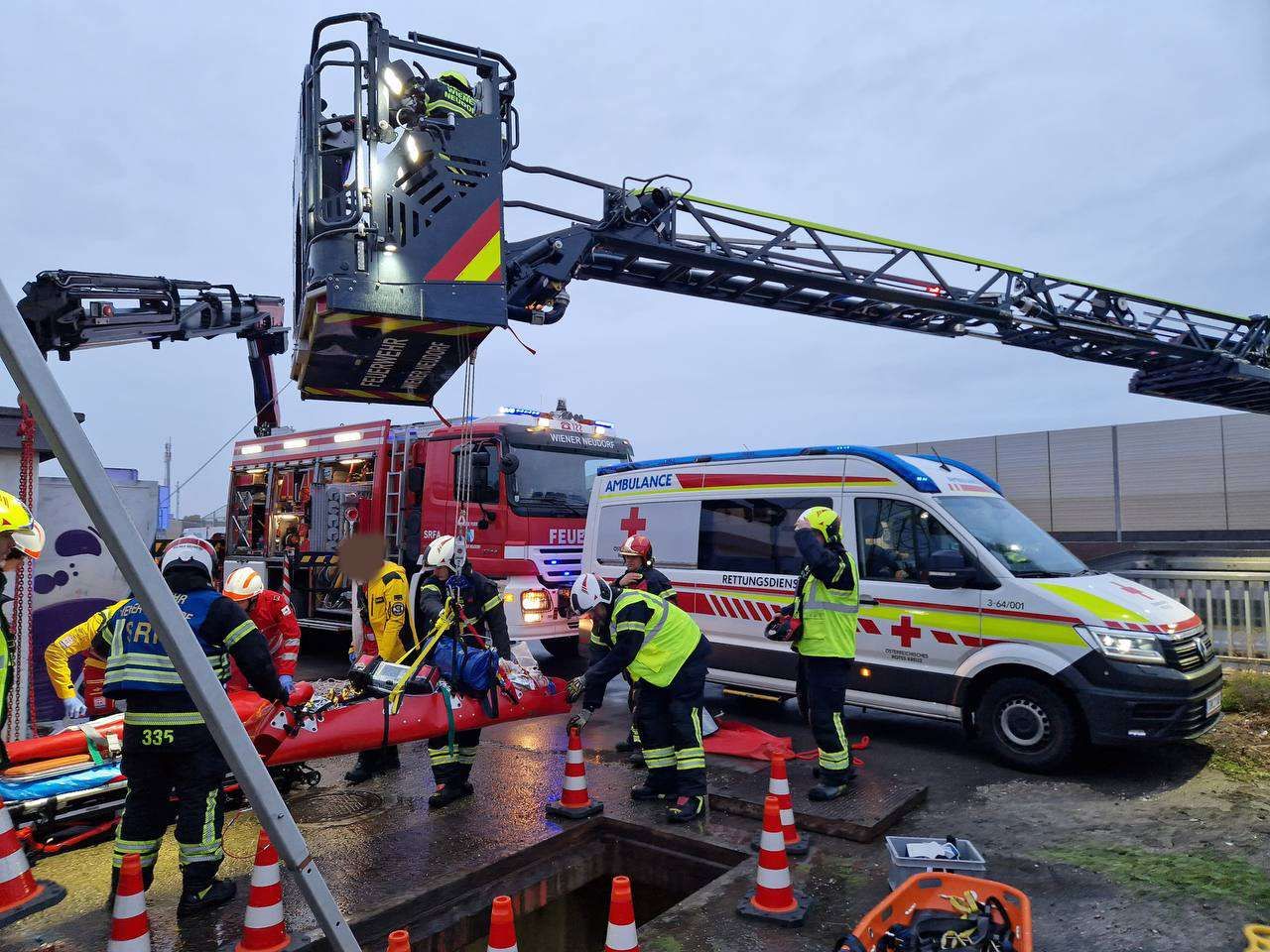 Lehrling stürzte in Schacht