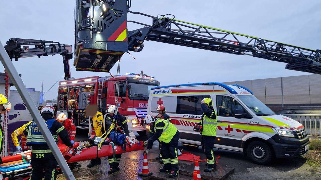 Lehrling stürzte in Schacht