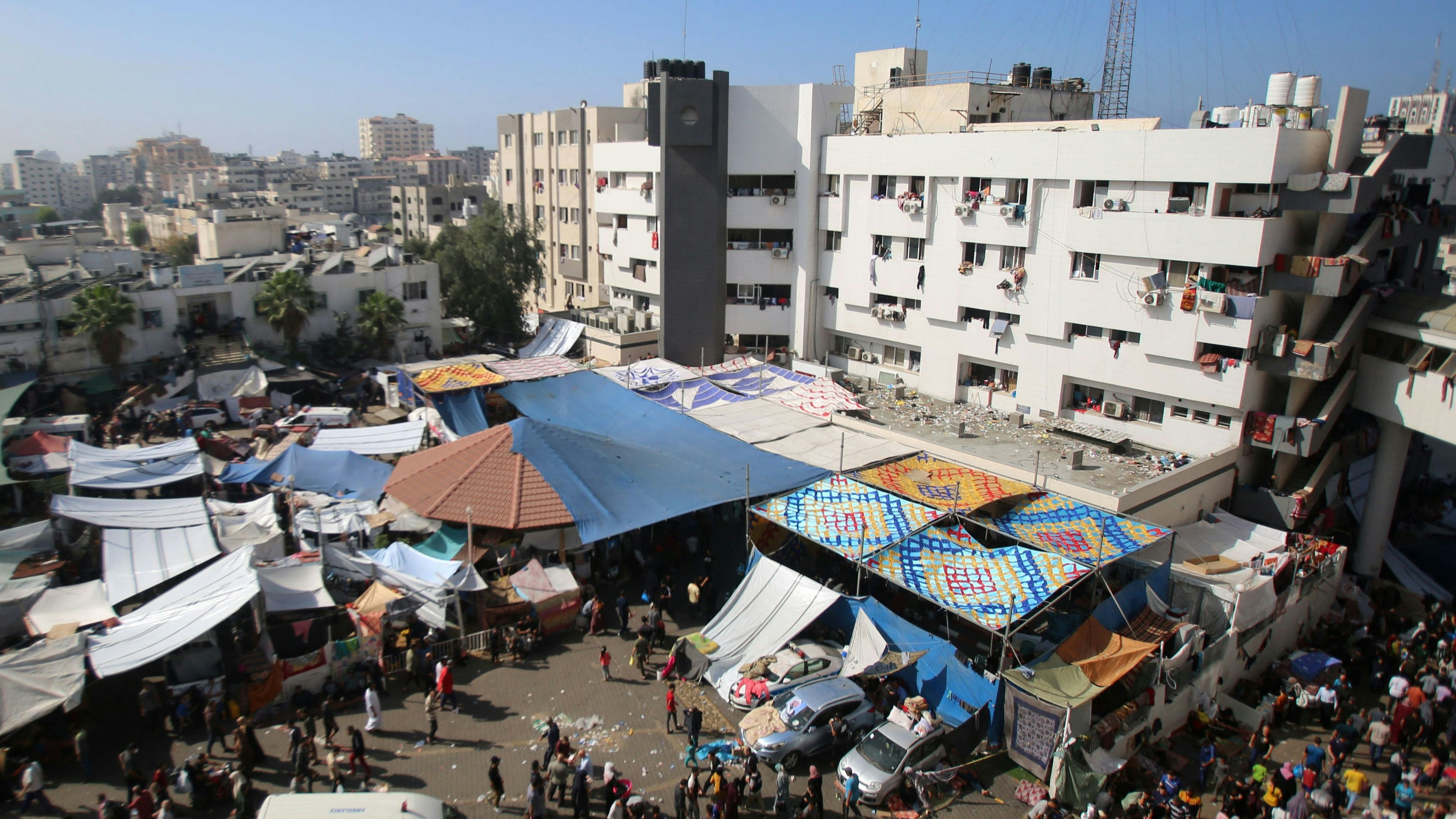Download von www.picturedesk.com am 13.11.2023 (07:21).  An aerial view shows the compound of Al-Shifa hospital in Gaza City on November 7, 2023, amid the ongoing battles between Israel and the Palestinian group Hamas. (Photo by Bashar TALEB / AFP) - 20231107_PD3150 - Rechteinfo: Rights Managed (RM) Nur für redaktionelle Nutzung! Werbliche Nutzung erfordert Freigabe: bitte schicken Sie uns eine Anfrage.