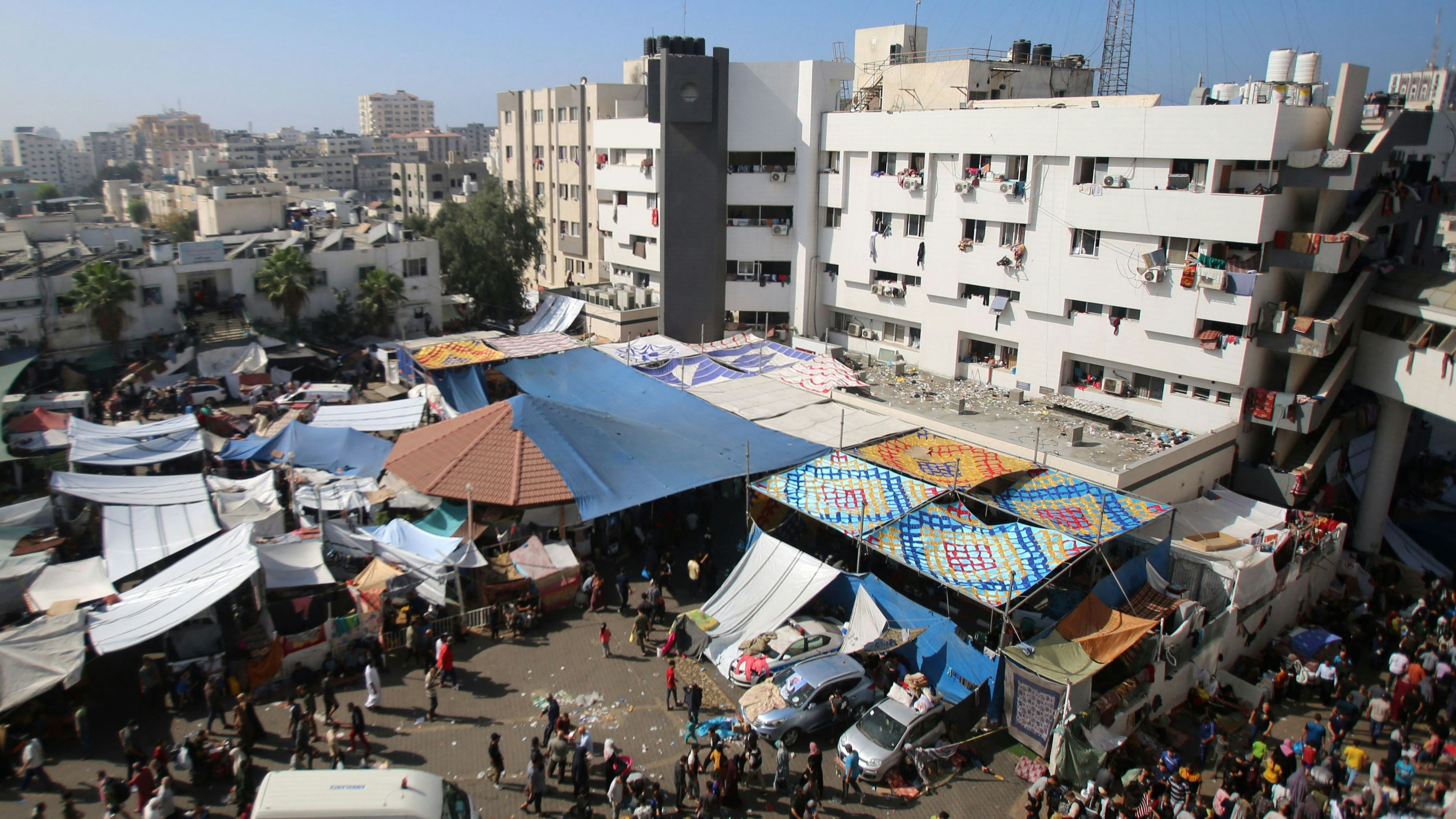 Download von www.picturedesk.com am 13.11.2023 (07:21).  An aerial view shows the compound of Al-Shifa hospital in Gaza City on November 7, 2023, amid the ongoing battles between Israel and the Palestinian group Hamas. (Photo by Bashar TALEB / AFP) - 20231107_PD3150 - Rechteinfo: Rights Managed (RM) Nur für redaktionelle Nutzung! Werbliche Nutzung erfordert Freigabe: bitte schicken Sie uns eine Anfrage.