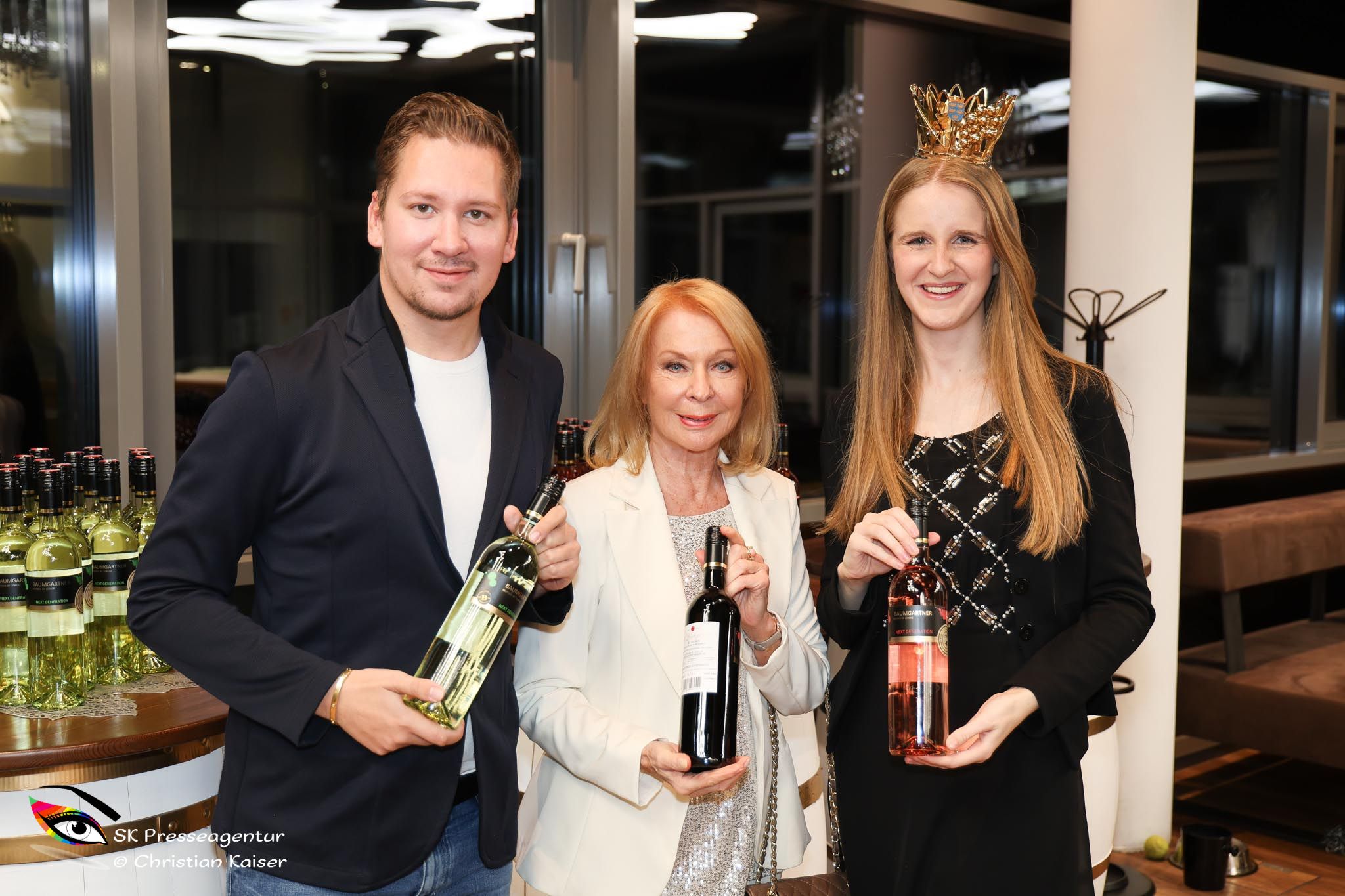 Clemens Trischler, Gerda Rogers und Katharina Baumgartner mit den Weinen.