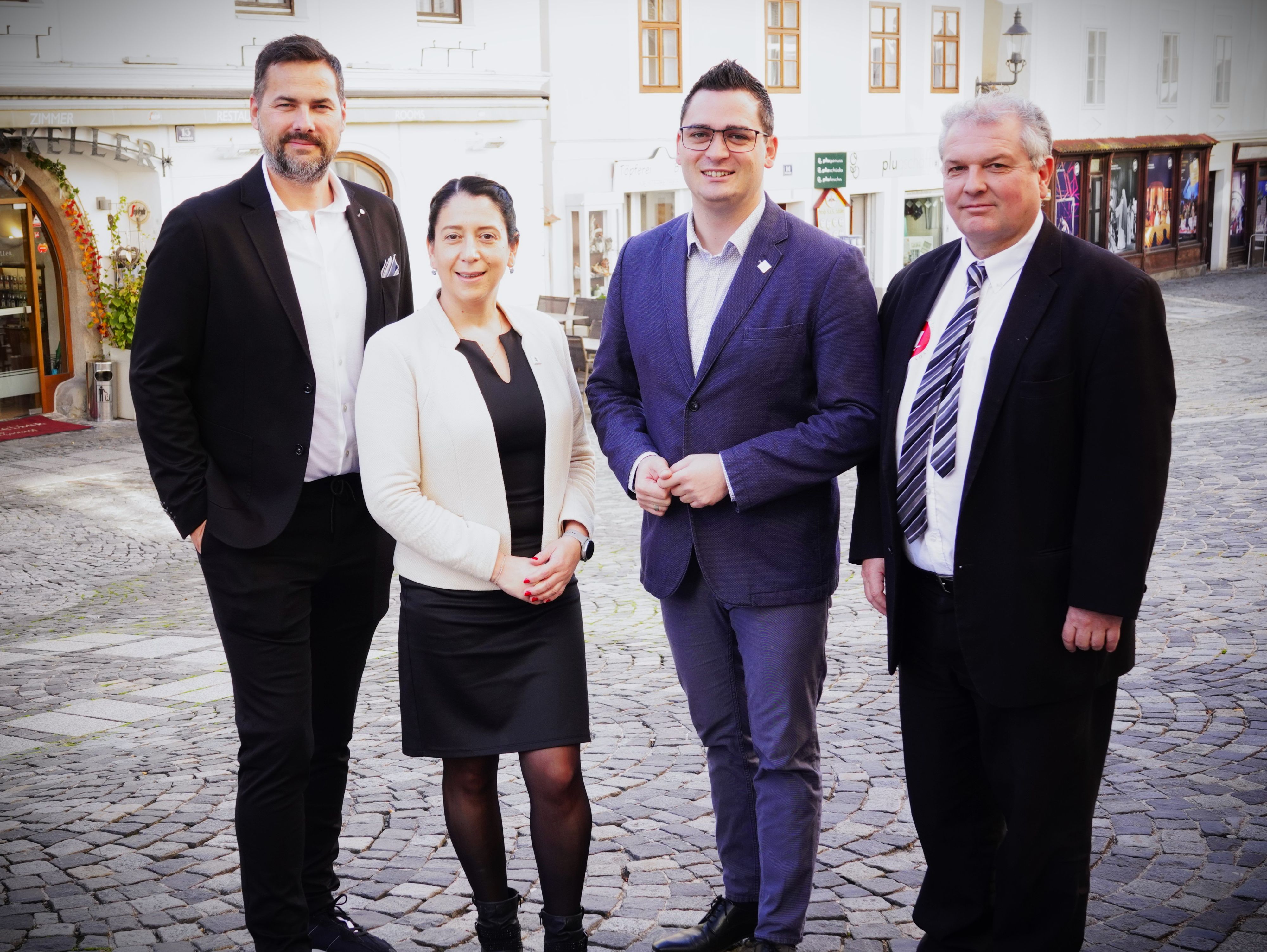 Heinz Weber (LM Fashion), Lorena Meierhofer (Stadtmarketing), Bürgermeister Patrick Strobl und Markus Madar (Obmann Melker Wirtschaft und Betreiber Cafe Madar)