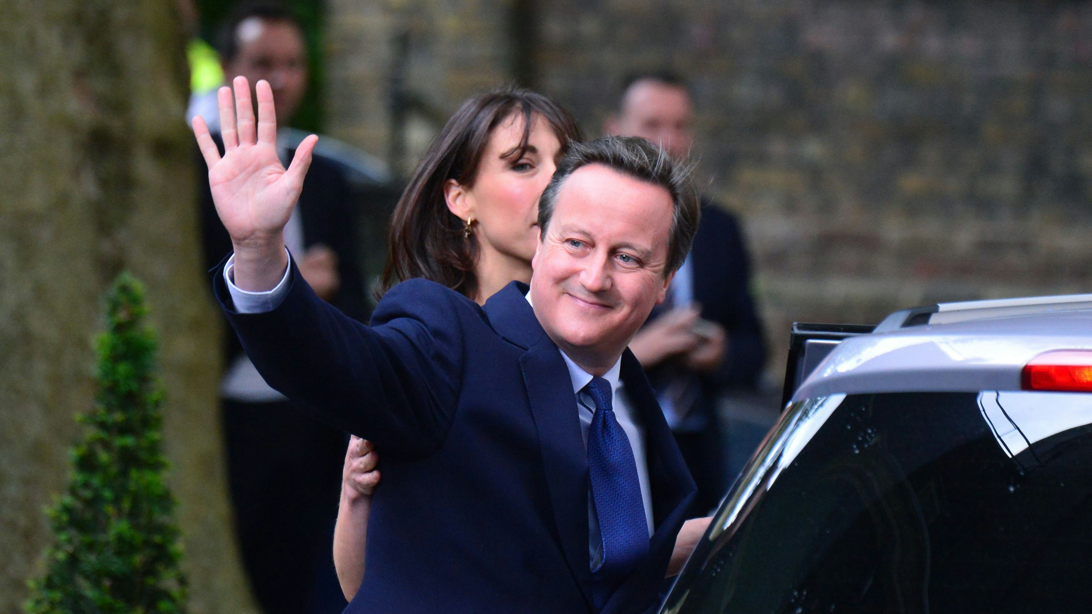 Download von www.picturedesk.com am 13.11.2023 (11:20).  ACT action_22757024 -- Sein letzter Tag: Noch-Premier David Cameron verlässt mit seiner Ehefrau Samantha und den Kindern zum letzten mal den Amtssitz 10 Downing Street / 130716 *** Prime Ministerial handover in Downing Street, London; July 13th, 2016 *** - 20160713_PD13338 - Rechteinfo: Rights Managed (RM)