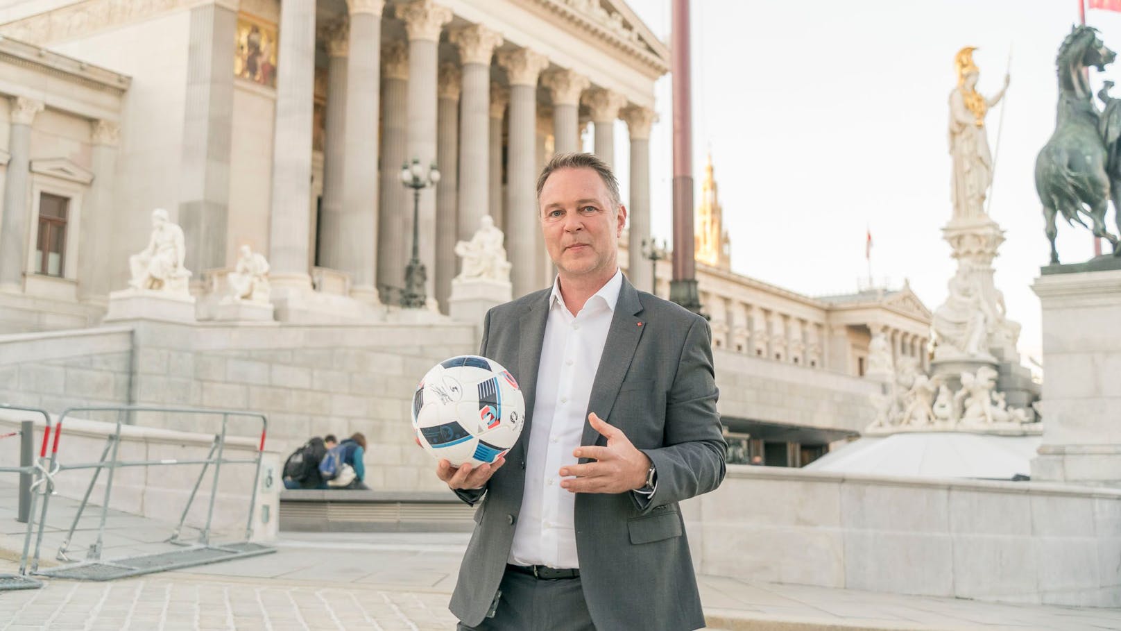 SPÖ-Chef Andreas Babler vor dem Parlament.