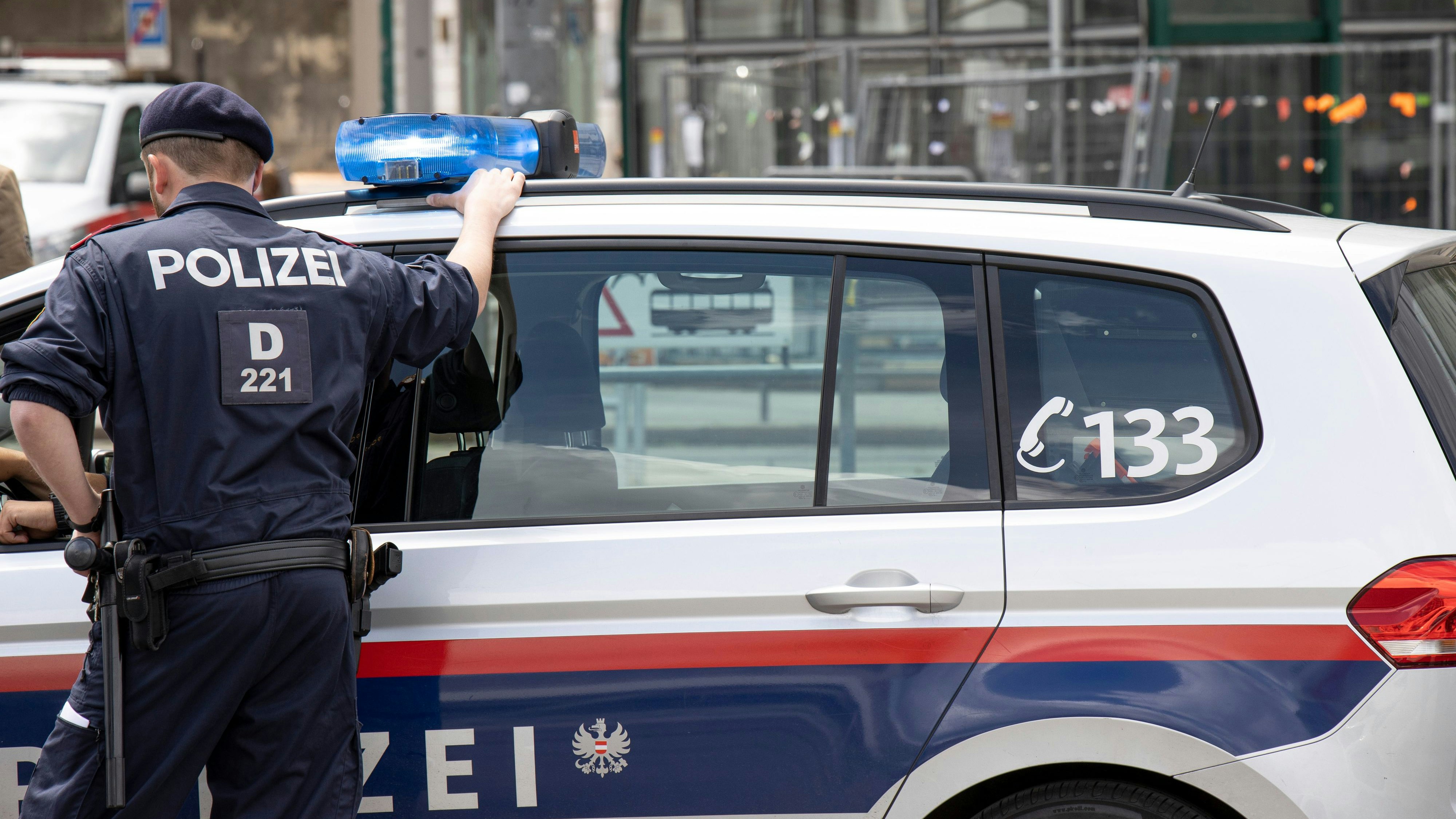 Download von www.picturedesk.com am 13.11.2023 (12:41).  Während einer Demonstration befindet sich die Wiener Polizei im Einsatz. Im Bild: Polizisten und Polizeifahrzeuge im Einsatz. Wien, Österreich. 28.05.2022 // Vienna police forces are in service during a demonstration. Picture: Police forces and vehicles. Vienna, Austria. May 28th, 2022 - 20220528_PD24595 - Rechteinfo: Rights Managed (RM)